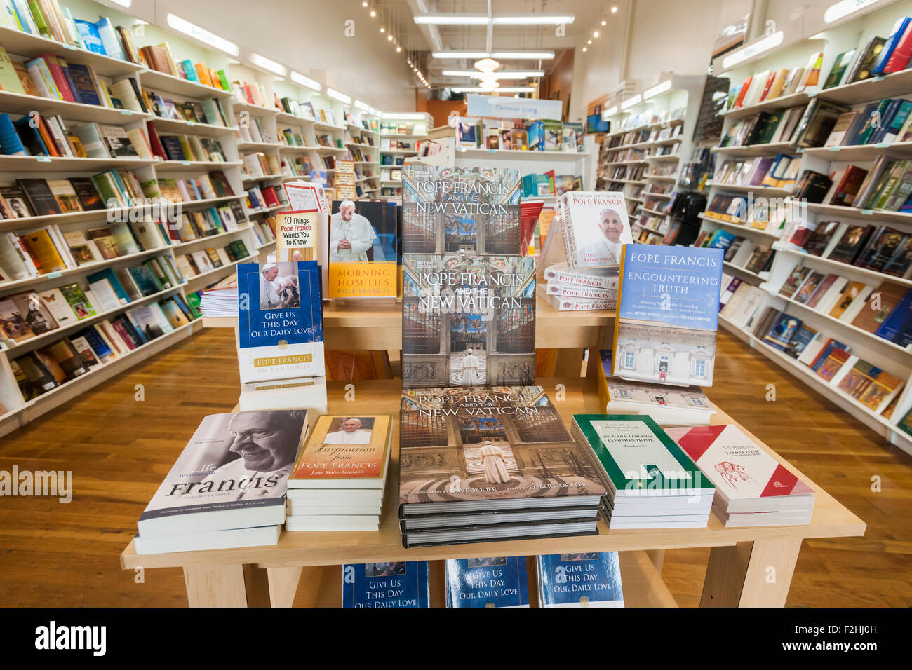 New York, USA. 19 Septembre, 2015. Une exposition de livres en rapport avec le Pape François à vendre dans la Pauline Books & Media store, exploité par les Filles de Saint Paul, à New York, le samedi, 19 Septembre, 2015. Le pape François, le Saint Père, New York dans le cadre de son voyage aux États-Unis. Alors qu'à New York il va également visiter Central Park, prier à St Patrick", l'adresse de l'Organisation des Nations Unies et d'entraîner une masse au Madison Square Garden. Le pape sera aux États-Unis à partir du 22 septembre à Washington DC, New York et Philadelphie. (© Richard B. Levine) Crédit : Richard Levine/Alamy Live News Banque D'Images