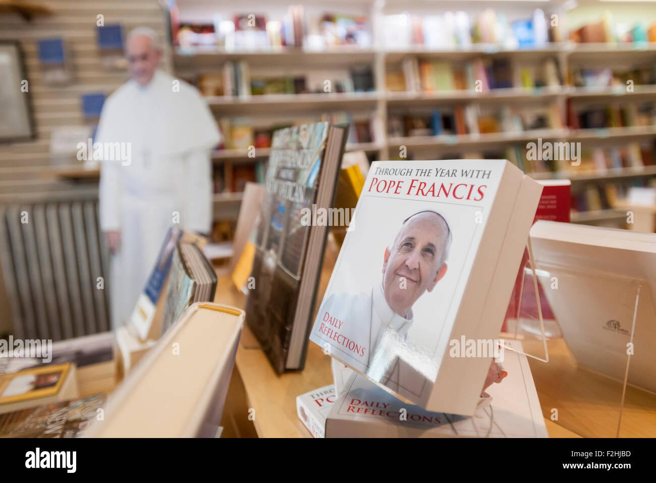 New York, USA. 19 Septembre, 2015. Livres en rapport avec le Pape François à vendre dans la Pauline Books & Media store, exploité par les Filles de Saint Paul, à New York, le samedi, 19 Septembre, 2015. Le pape François, le Saint Père, New York dans le cadre de son voyage aux États-Unis. Alors qu'à New York il va également visiter Central Park, prier à St Patrick", l'adresse de l'Organisation des Nations Unies et d'entraîner une masse au Madison Square Garden. Le pape sera aux États-Unis à partir du 22 septembre à Washington DC, New York et Philadelphie. (© Richard B. Levine) Crédit : Richard Levine/Alamy Live News Banque D'Images