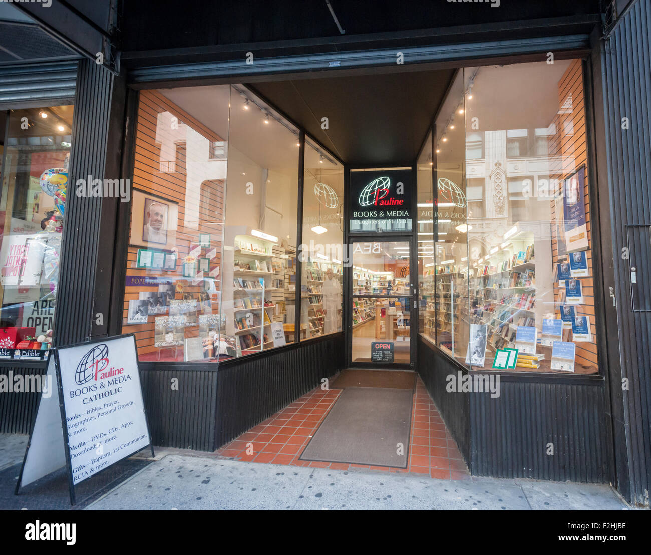 New York, USA. 19 Septembre, 2015. La Pauline Books & Media store vendant le Pape François books, exploité par les Filles de Saint Paul, à New York, le samedi, 19 Septembre, 2015. Le pape François, le Saint Père, New York dans le cadre de son voyage aux États-Unis. Alors qu'à New York il va également visiter Central Park, prier à St Patrick", l'adresse de l'Organisation des Nations Unies et d'entraîner une masse au Madison Square Garden. Le pape sera aux États-Unis à partir du 22 septembre à Washington DC, New York et Philadelphie. (© Richard B. Levine) Crédit : Richard Levine/Alamy Live News Banque D'Images