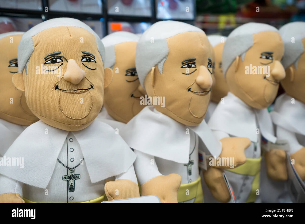 New York, USA. 19 Septembre, 2015. Le Pape François de poupées en vente dans un magasin de proximité près de Madison Square Garden de New York le Samedi, Septembre 19, 2015. Le pape François, le Saint Père, New York dans le cadre de son voyage aux États-Unis. Alors qu'à New York il va également visiter Central Park, prier à St Patrick", l'adresse de l'Organisation des Nations Unies et d'entraîner une masse au Madison Square Garden. Le pape sera aux États-Unis à partir du 22 septembre à Washington DC, New York et Philadelphie. (© Richard B. Levine) Crédit : Richard Levine/Alamy Live News Banque D'Images