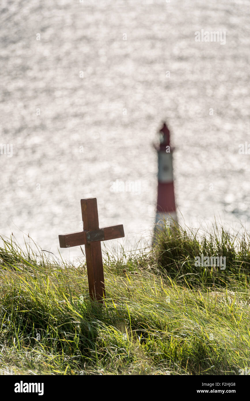 Croix de bois comme un mémorial, sur une falaise à Beachy Head dans l'East Sussex. Beachy Head est un fameux spot du suicide ainsi qu'une destination touristique. Banque D'Images