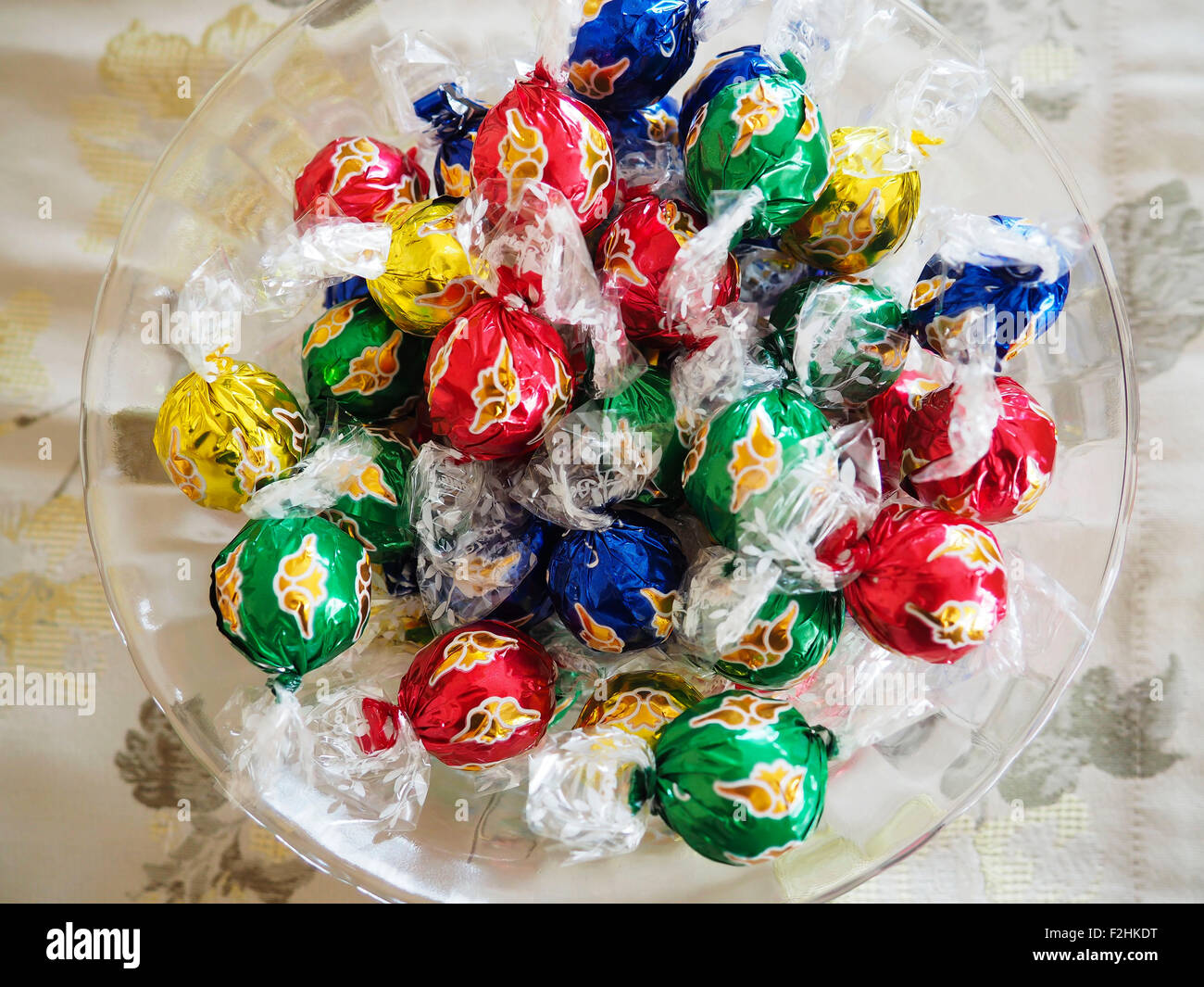 De bonbons dans un bol en verre Banque D'Images