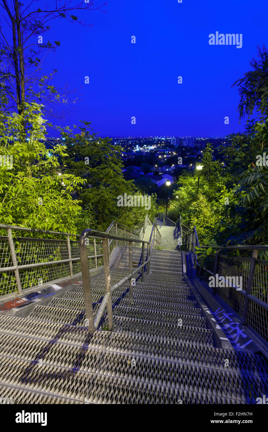 En regardant vers la ville de Hamilton à partir d'un escalier métallique qui mène de l'Escarpement du Niagara pour l'Escarpement Rail Trail. Banque D'Images