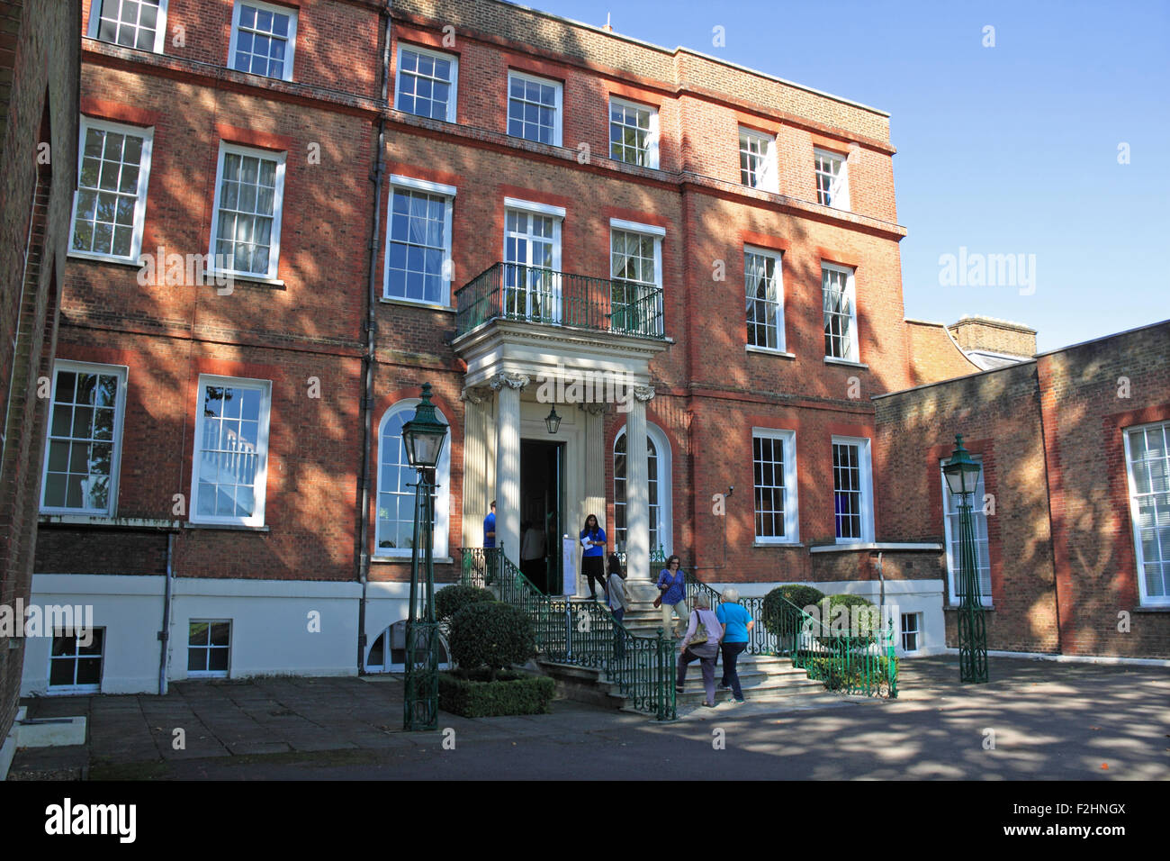 Façade est, maison touffue, Teddington, England, UK. Open House London, samedi 19 septembre 2015. Chaque année un événement d'un jour, lorsque des bâtiments est normalement pas ouvert au public permet l'accès. Buissonnante House est une ancienne résidence royale de la reine Adélaïde qui est actuellement le siège de la UK's National Physical Laboratory. Crédit : Ian Bouteille / Alamy Live News Banque D'Images