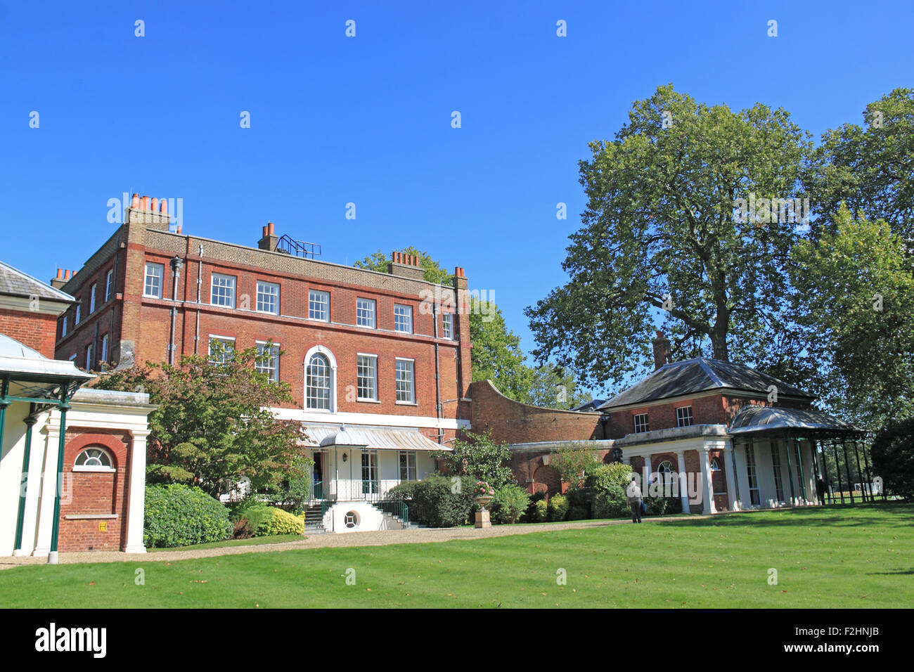 Façade Sud, Bushy House, Teddington, England, UK. 19 Septembre, 2015. Open House London, samedi 19 septembre 2015. Chaque année un événement d'un jour, lorsque des bâtiments est normalement pas ouvert au public permet l'accès. Buissonnante House est une ancienne résidence royale de la reine Adélaïde qui est actuellement le siège de la UK's National Physical Laboratory. Crédit : Ian Bouteille / Alamy Live News Banque D'Images