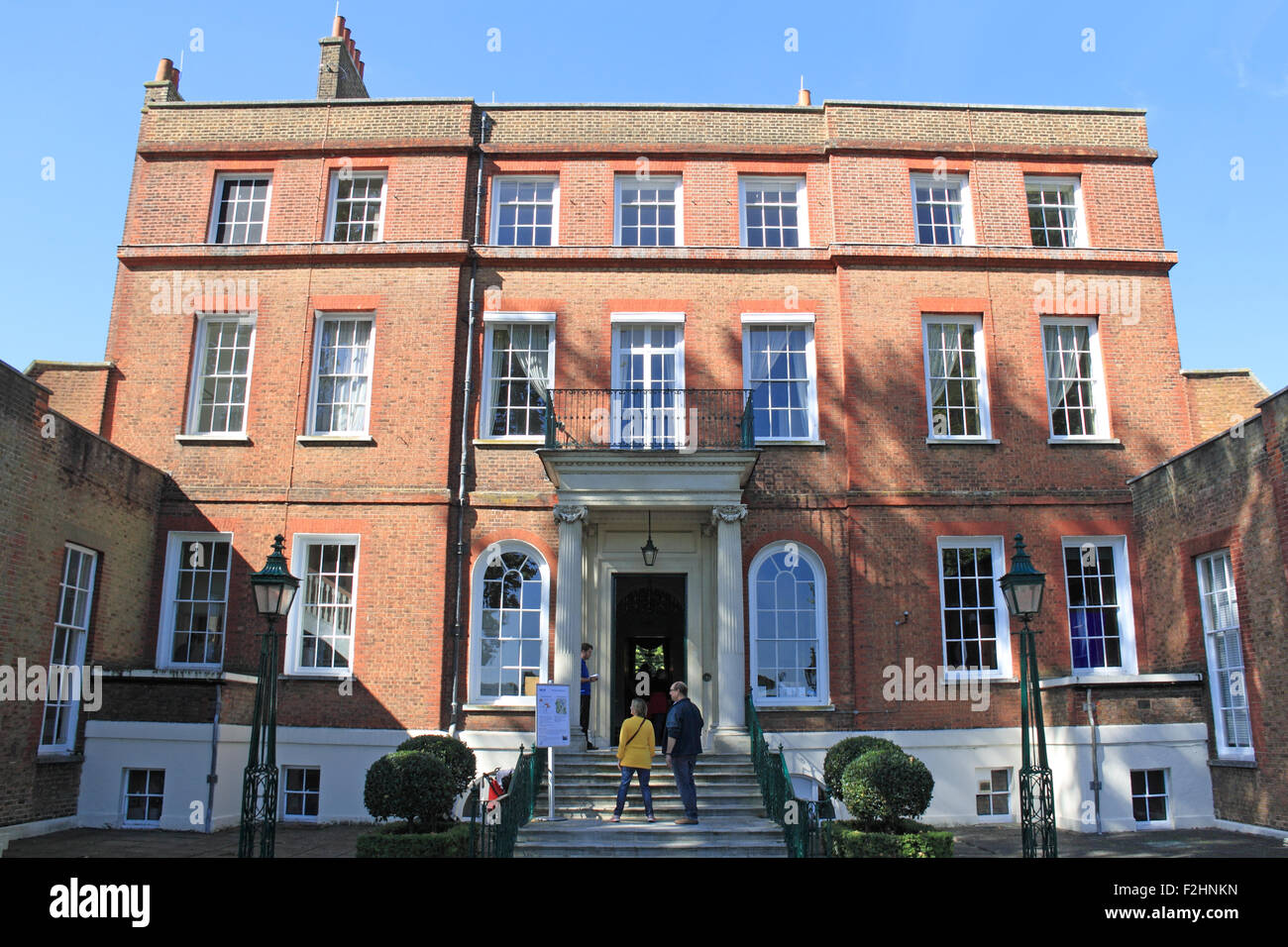 Façade est, maison touffue, Teddington, England, UK. Open House London, samedi 19 septembre 2015. Chaque année un événement d'un jour, lorsque des bâtiments est normalement pas ouvert au public permet l'accès. Buissonnante House est une ancienne résidence royale de la reine Adélaïde qui est actuellement le siège de la UK's National Physical Laboratory. Crédit : Ian Bouteille / Alamy Live News Banque D'Images