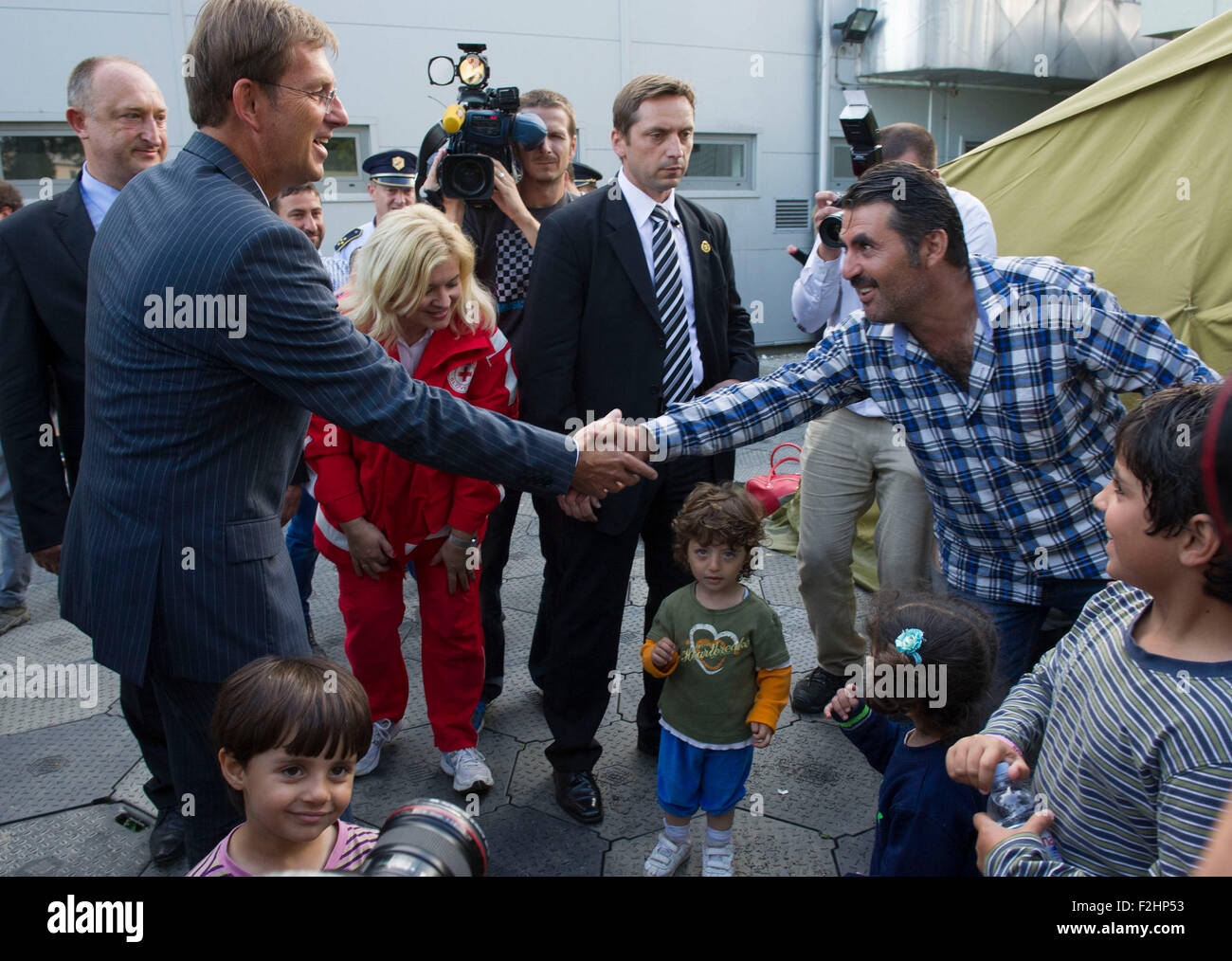 Brezice, la Slovénie. 19 Sep, 2015. Premier ministre slovène Miro Cerar(L) entretiens avec les réfugiés au cours de sa visite à centre de réfugiés à Brezice, Slovénie, le 19 septembre 2015. Rapports, plus de 1 000 réfugiés ont saisi la Slovénie de la Croatie jusqu'à présent. © Lisanin Miso/Xinhua/Alamy Live News Banque D'Images