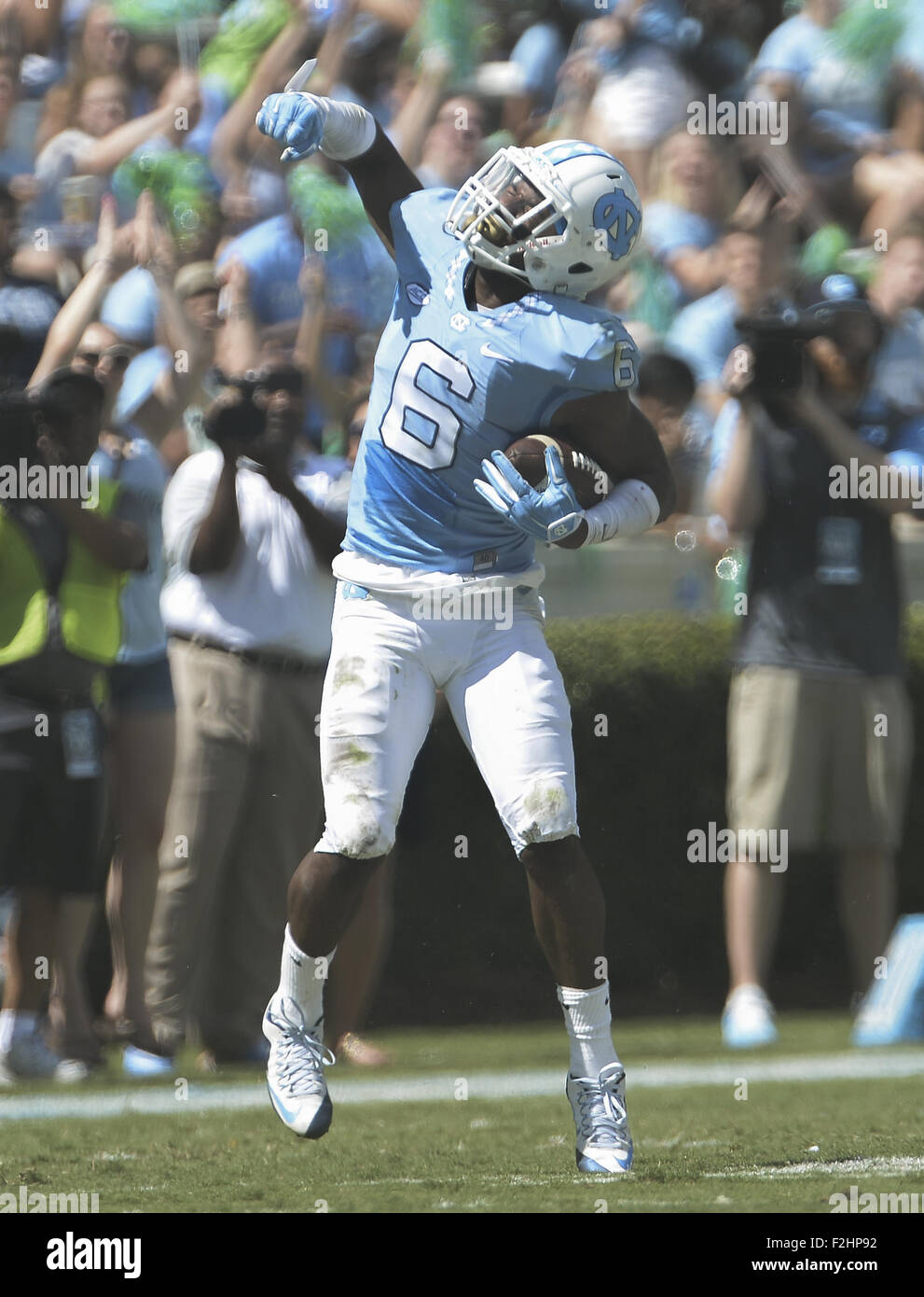 Chapel Hill, North Carolina, USA. 19 Sep, 2015. M.J. Stewart (6) de Caroline du Nord réagit après avoir attrapé une interception. L'UNC Tar Heels hébergé Université de l'Illinois Fighting Illini à Kenan Memorial Stadium à Chapel Hill, N.C. le Samedi, 19 Septembre, 2015. Caroline du Nord a gagné 48-14 Crédit : Fabian Radulescu/ZUMA/Alamy Fil Live News Banque D'Images
