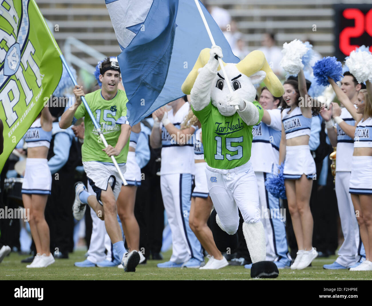 Chapel Hill, North Carolina, USA. 19 Sep, 2015. Mascotte de l'UNC, Ramsès, entre dans le domaine au début du jeu. L'UNC Tar Heels hébergé Université de l'Illinois Fighting Illini à Kenan Memorial Stadium à Chapel Hill, N.C. le Samedi, 19 Septembre, 2015. Caroline du Nord a gagné 48-14. Credit : Fabian Radulescu/ZUMA/Alamy Fil Live News Banque D'Images