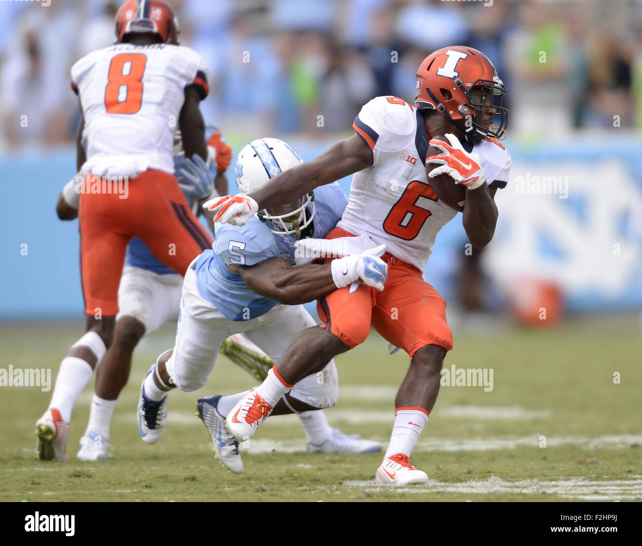 Chapel Hill, North Carolina, USA. 19 Sep, 2015. Josh Ferguson (6) de l'Illinois est présenté par Brian Walker (5) de Caroline du Nord. L'UNC Tar Heels hébergé Université de l'Illinois Fighting Illini à Kenan Memorial Stadium à Chapel Hill, N.C. le Samedi, 19 Septembre, 2015. Caroline du Nord a gagné 48-14 Crédit : Fabian Radulescu/ZUMA/Alamy Fil Live News Banque D'Images