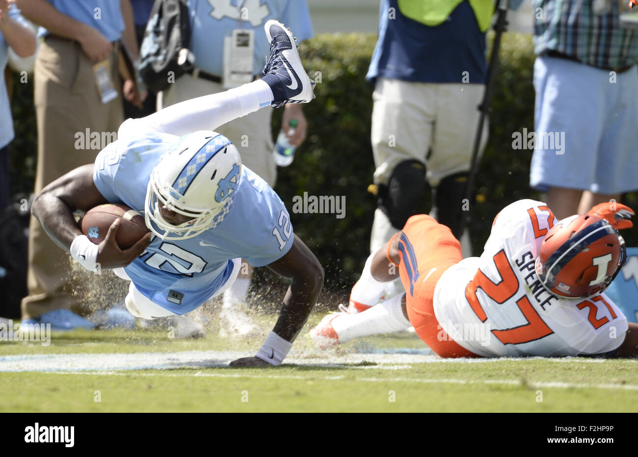 Chapel Hill, North Carolina, USA. 19 Sep, 2015. Marquise Williams (12) de la Caroline du Nord est présenté par Eaton Spence (27) de l'Illinois. L'UNC Tar Heels hébergé Université de l'Illinois Fighting Illini à Kenan Memorial Stadium à Chapel Hill, N.C. le Samedi, 19 Septembre, 2015. Caroline du Nord a gagné 48-14 Crédit : Fabian Radulescu/ZUMA/Alamy Fil Live News Banque D'Images