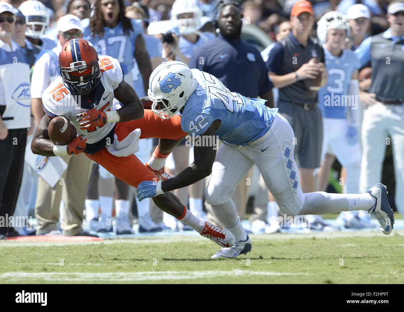 Chapel Hill, North Carolina, USA. 19 Sep, 2015. Shakeel Rashad (42) de Caroline du Nord s'attaque Marchie Murdock (16s) de l'Illinois. L'UNC Tar Heels hébergé Université de l'Illinois Fighting Illini à Kenan Memorial Stadium à Chapel Hill, N.C. le Samedi, 19 Septembre, 2015. Caroline du Nord a gagné 48-14 Crédit : Fabian Radulescu/ZUMA/Alamy Fil Live News Banque D'Images