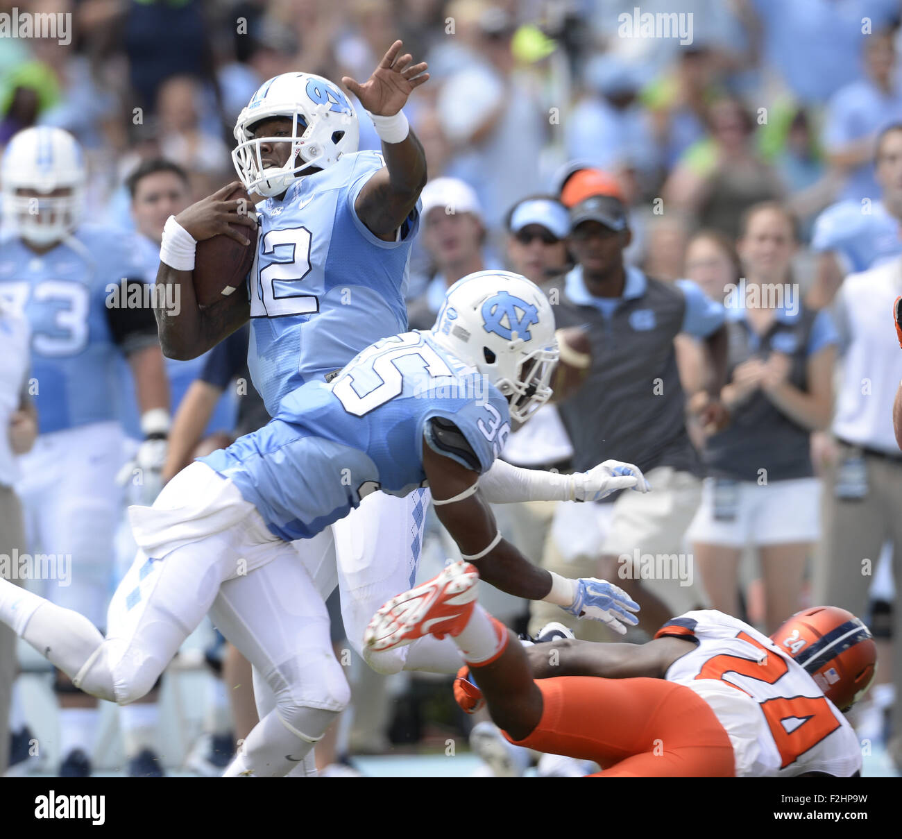 Chapel Hill, North Carolina, USA. 19 Sep, 2015. Marquise Williams (12) de la Caroline du Nord pour les verges de gains Tar Heels. L'UNC Tar Heels hébergé Université de l'Illinois Fighting Illini à Kenan Memorial Stadium à Chapel Hill, N.C. le Samedi, 19 Septembre, 2015. Caroline du Nord a gagné 48-14 Crédit : Fabian Radulescu/ZUMA/Alamy Fil Live News Banque D'Images