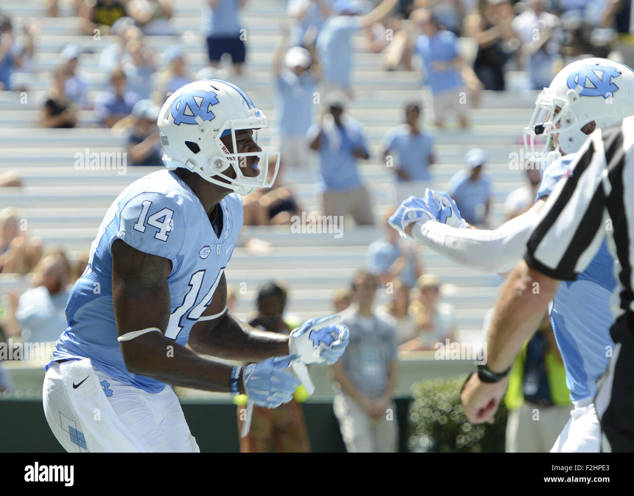 Chapel Hill, North Carolina, USA. 19 Sep, 2015. Quinshad Davis (14) de Caroline du Nord célèbre après avoir marqué un touché. L'UNC Tar Heels hébergé Université de l'Illinois Fighting Illini à Kenan Memorial Stadium à Chapel Hill, N.C. le Samedi, 19 Septembre, 2015. Caroline du Nord a gagné 48-14 Crédit : Fabian Radulescu/ZUMA/Alamy Fil Live News Banque D'Images