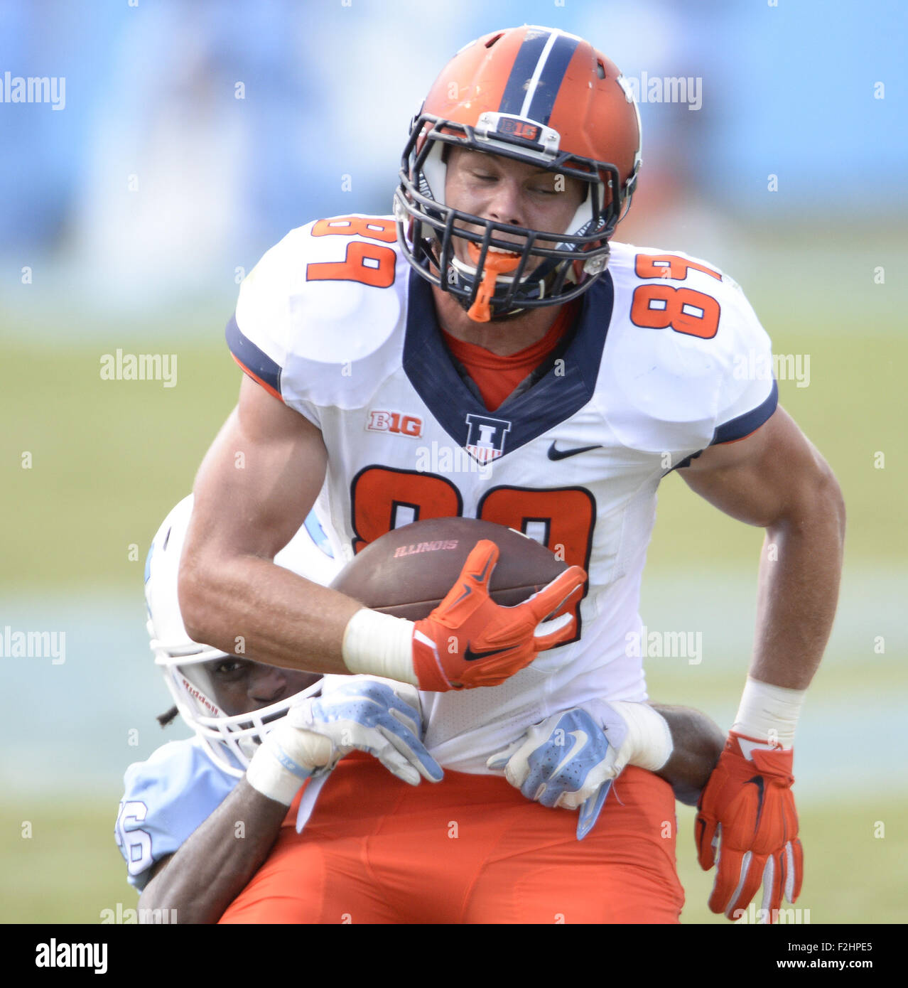 Chapel Hill, North Carolina, USA. 19 Sep, 2015. Andrew Davis (89) de l'Illinois est présenté par Dominquie vert (26) de la Caroline du Nord. L'UNC Tar Heels hébergé Université de l'Illinois Fighting Illini à Kenan Memorial Stadium à Chapel Hill, N.C. le Samedi, 19 Septembre, 2015. Caroline du Nord a gagné 48-14 Crédit : Fabian Radulescu/ZUMA/Alamy Fil Live News Banque D'Images