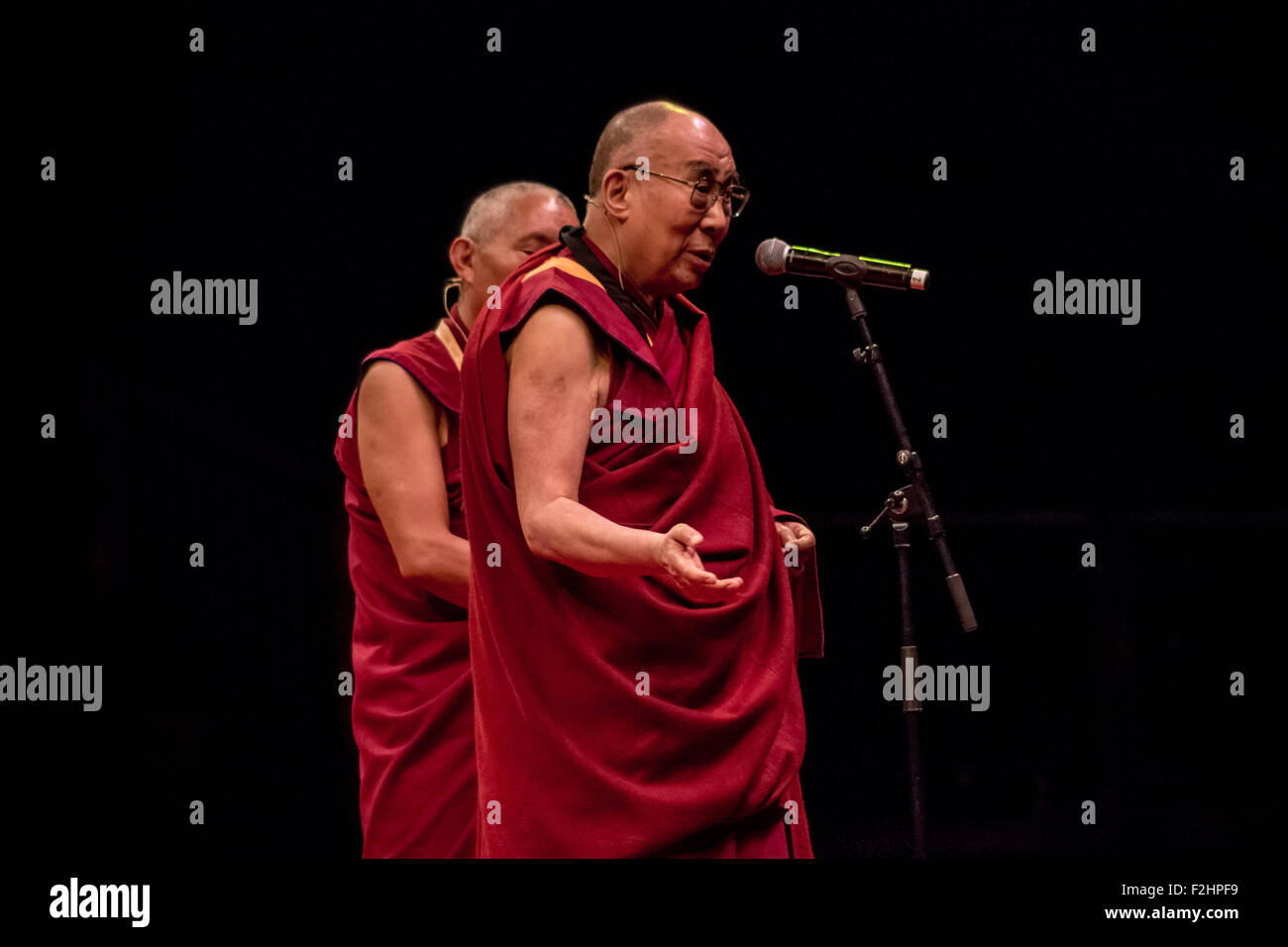 Londres, Royaume-Uni. 19 Septembre, 2015. Dalaï-lama parle à des milliers de fidèles à l'arène 02 Crédit : Guy Josse/Alamy Live News Banque D'Images