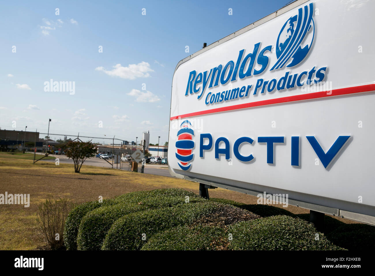 Un logo affiche à l'extérieur d'une usine exploitée par Reynolds et produits de consommation à Pactiv Temple, Texas le 8 septembre 2015. Banque D'Images