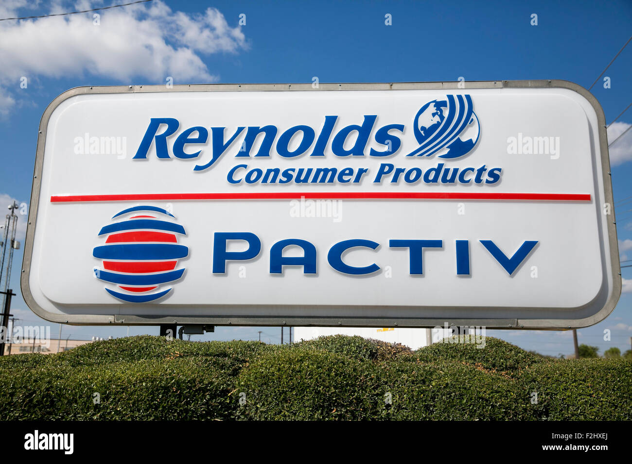 Un logo affiche à l'extérieur d'une usine exploitée par Reynolds et produits de consommation à Pactiv Temple, Texas le 8 septembre 2015. Banque D'Images
