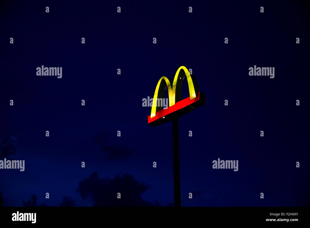 Un logo affiche à l'extérieur d'un McDonald's restaurant fast food La nuit à Round Rock, Texas le 11 septembre 2015. Banque D'Images