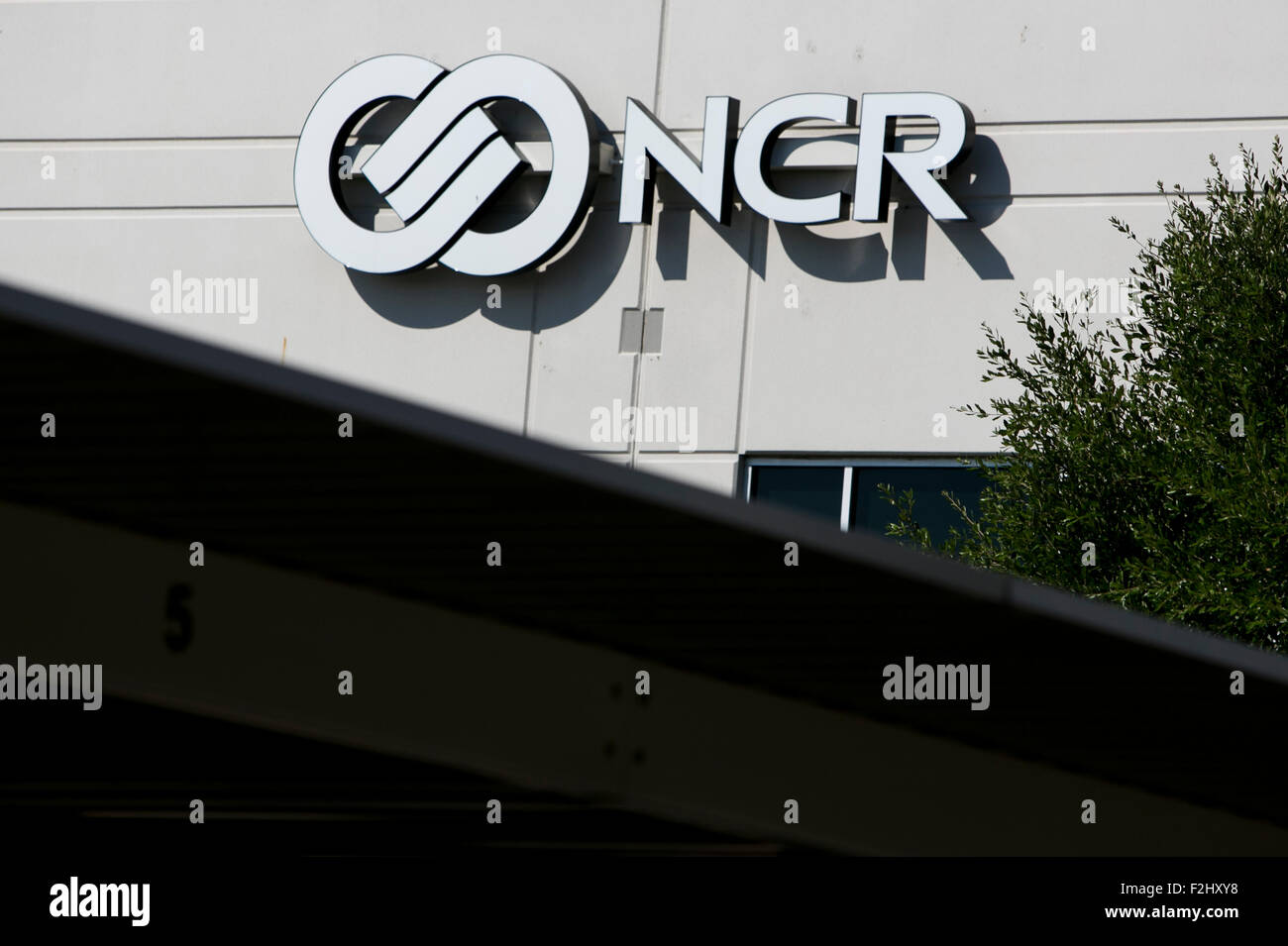 Un logo affiche à l'extérieur d'un établissement occupé par la NCR Corporation dans la région de Plano, Texas le 12 septembre 2015. Banque D'Images