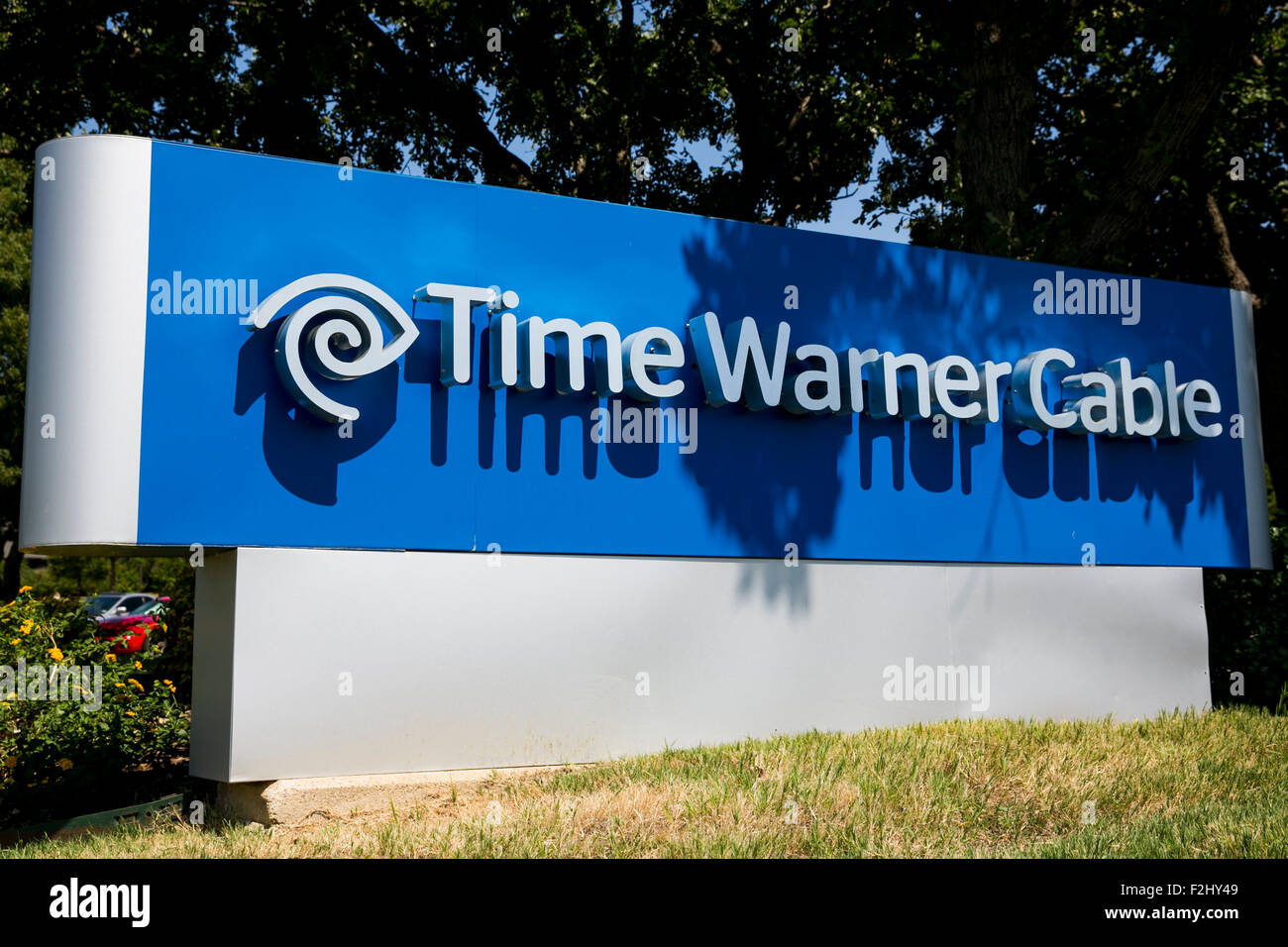 Un logo affiche à l'extérieur d'un établissement occupé par Time Warner Cable Enterprises Inc., à Irving au Texas le 13 septembre 2015. Banque D'Images