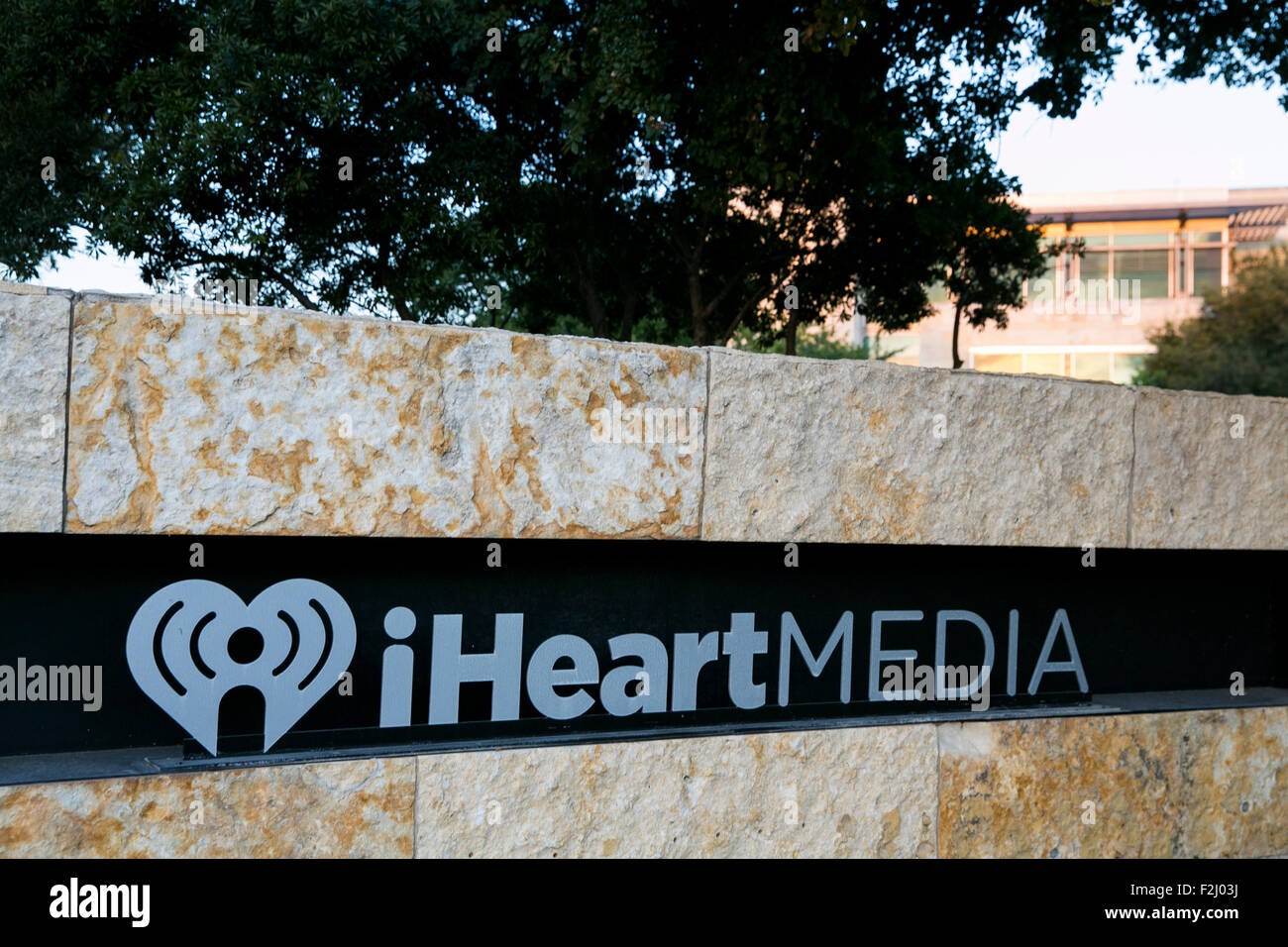 Un logo affiche à l'extérieur du siège de l'iHeartMedia, Inc., à San Antonio, Texas, le 8 septembre 2015. Banque D'Images