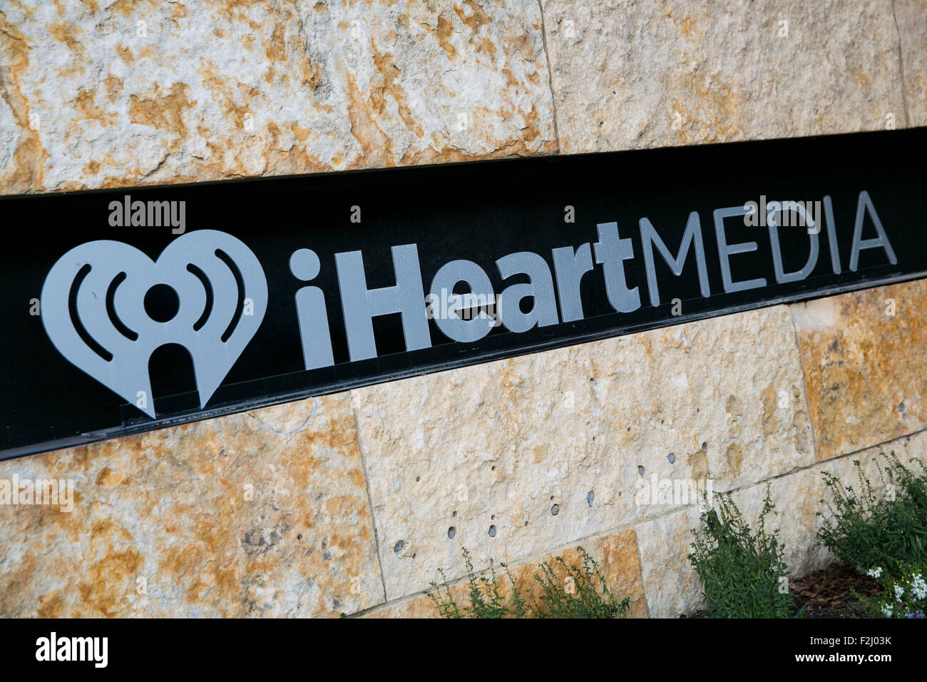 Un logo affiche à l'extérieur du siège de l'iHeartMedia, Inc., à San Antonio, Texas, le 8 septembre 2015. Banque D'Images