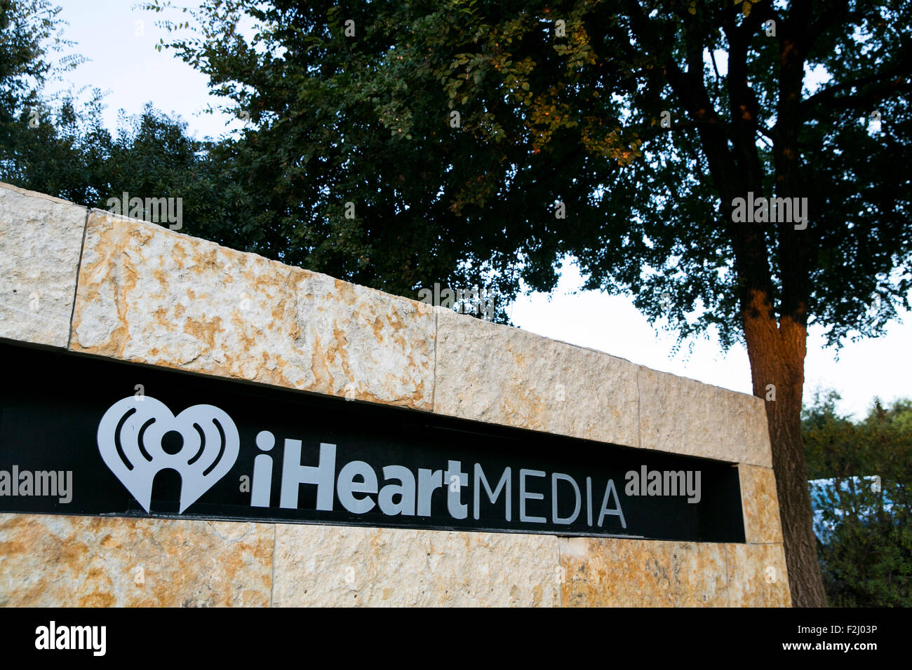 Un logo affiche à l'extérieur du siège de l'iHeartMedia, Inc., à San Antonio, Texas, le 8 septembre 2015. Banque D'Images