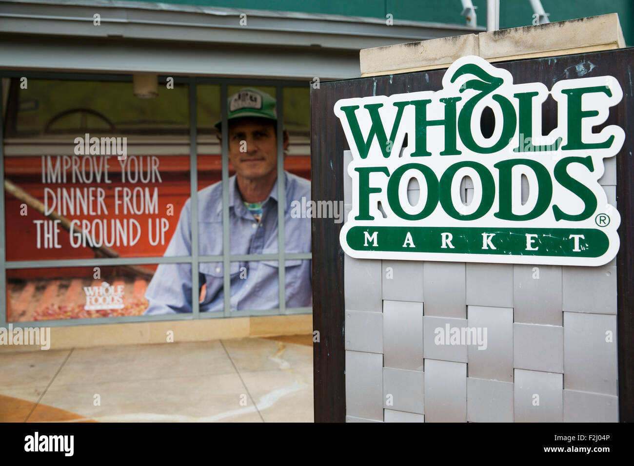 Un logo affiche à l'extérieur de l'administration centrale et un magasin de Whole Foods Market Inc., à Austin, Texas, le 11 septembre 2015. Banque D'Images