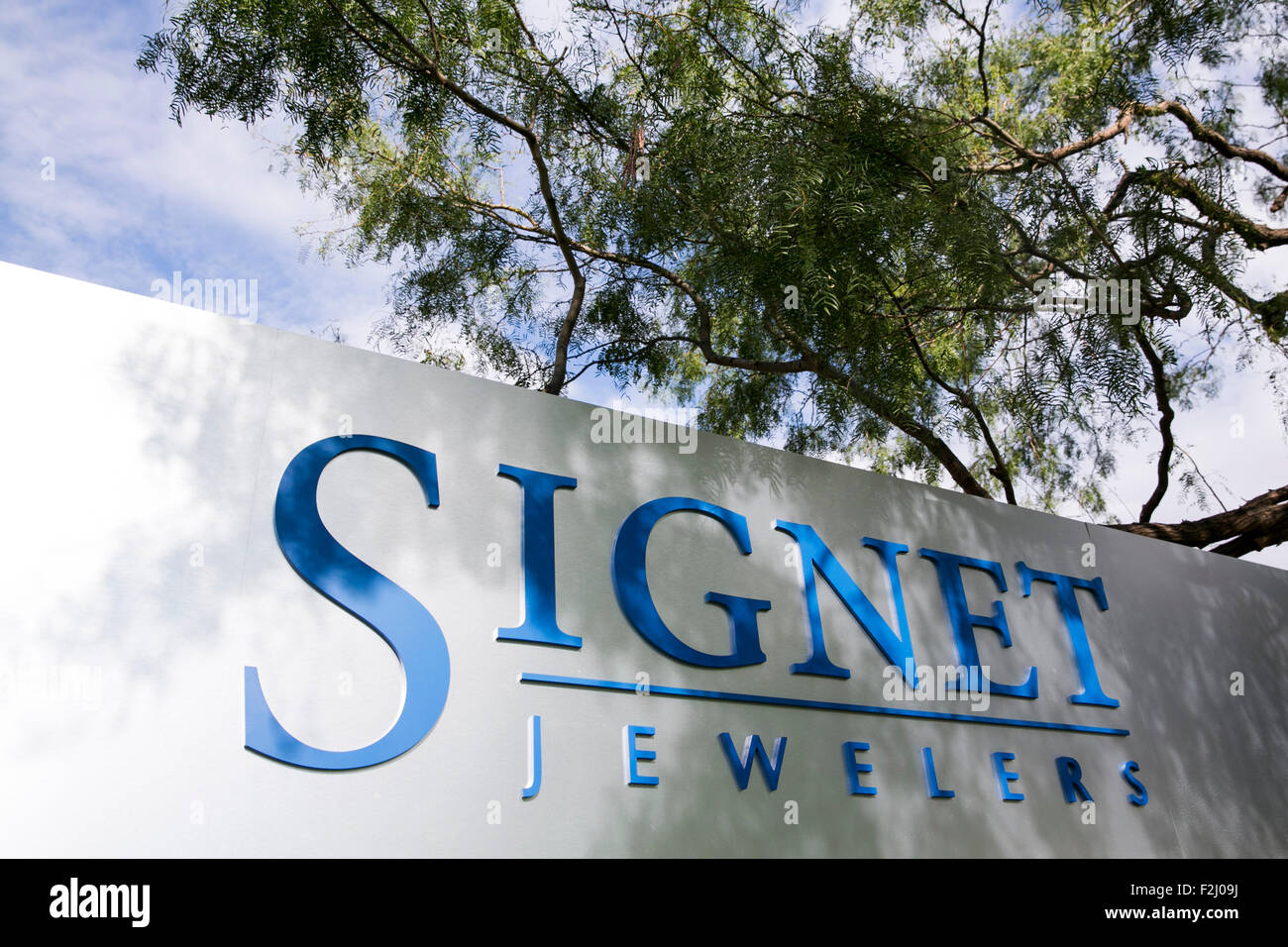 Un logo affiche à l'extérieur d'un établissement occupé par signet Jewelers Limited à Irving au Texas le 13 septembre 2015. Banque D'Images