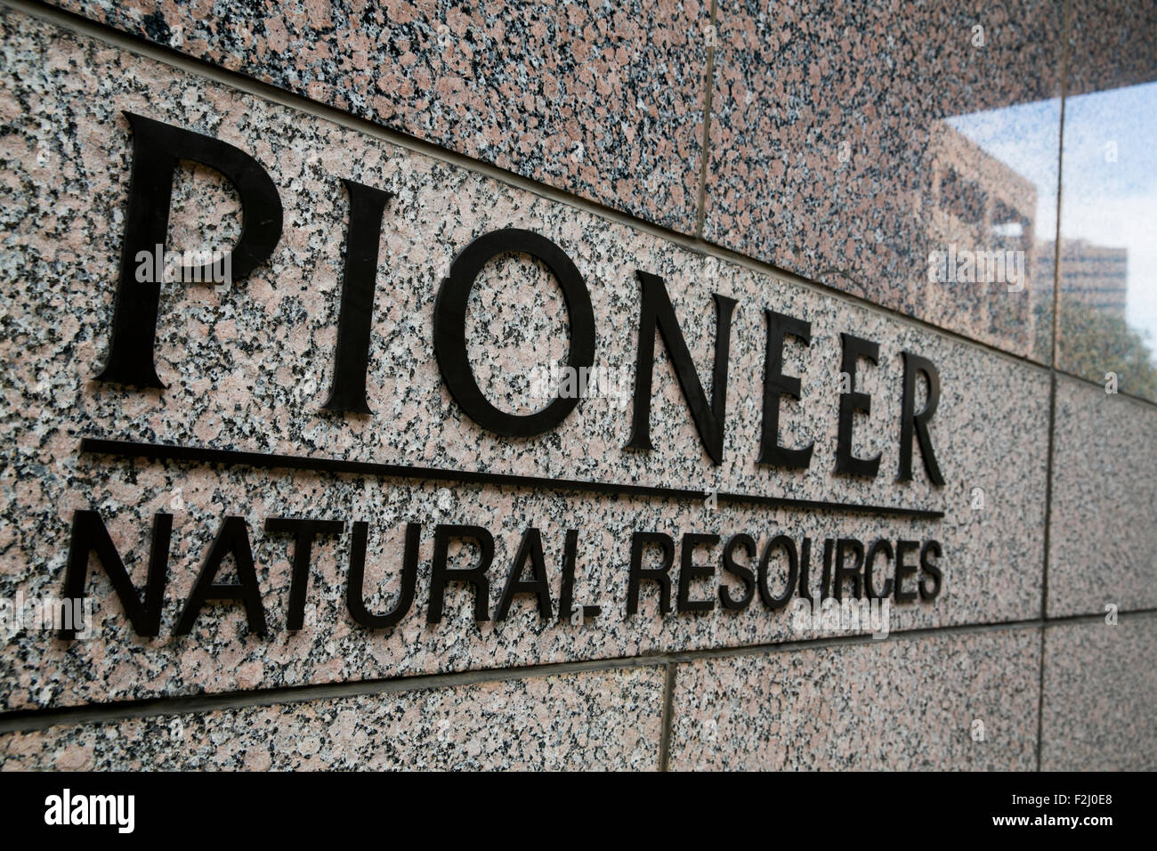 Un logo affiche à l'extérieur du siège de la Pioneer Natural Resources Co., à Irving au Texas le 13 septembre 2015. Banque D'Images