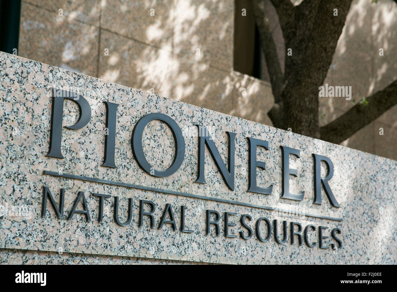 Un logo affiche à l'extérieur du siège de la Pioneer Natural Resources Co., à Irving au Texas le 13 septembre 2015. Banque D'Images