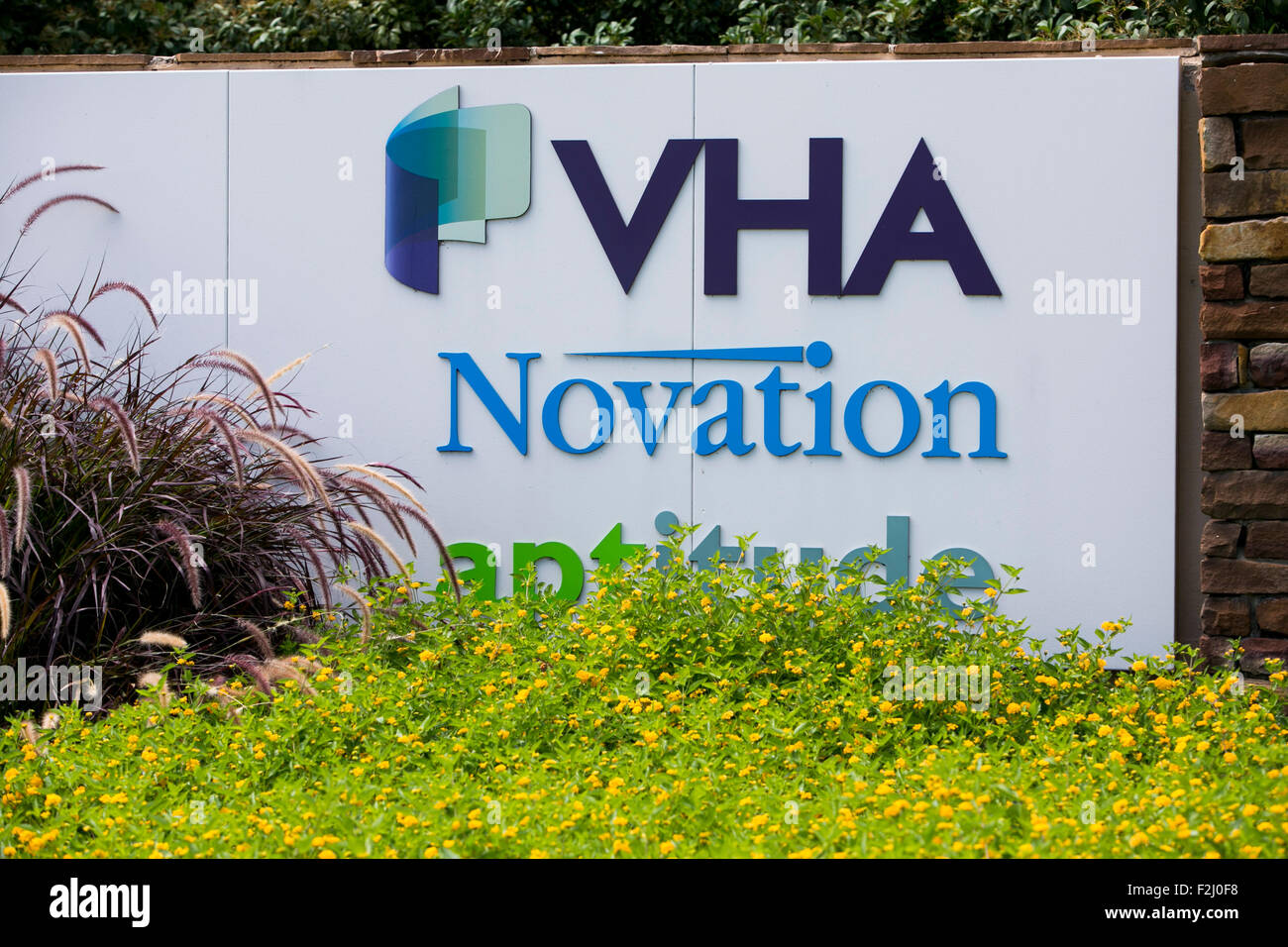 Un logo affiche à l'extérieur du siège de VHA, Inc., la société mère de la Novation et Provista, à Irving, Texas le mois de septembre Banque D'Images