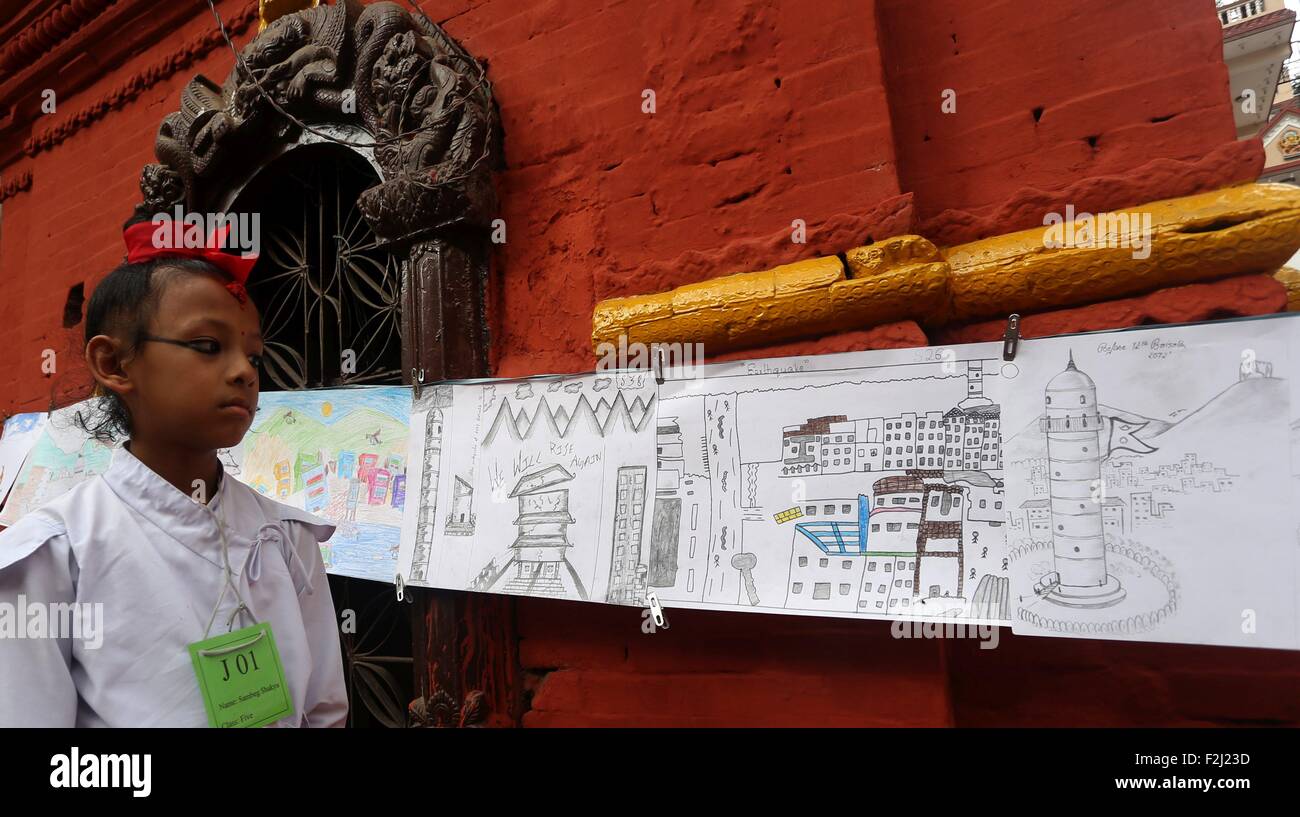 Katmandou, Népal. 19 Sep, 2015. Sambeg Shakya, Népal's 'vivant' dieu vénéré comme la réincarnation du Seigneur Ganesh à la fois par les hindous et les bouddhistes, l'air pour des œuvres à un concours d'art du thème "tremblement de terre et la reconstruction" à Katmandou, capitale du Népal, le 19 septembre 2015. Plus de 150 enfants ont participé au concours d'exprimer leurs sentiments sur le séisme et la reconstruction d'autres arts par © Sunil Sharma/Xinhua/Alamy Live News Banque D'Images