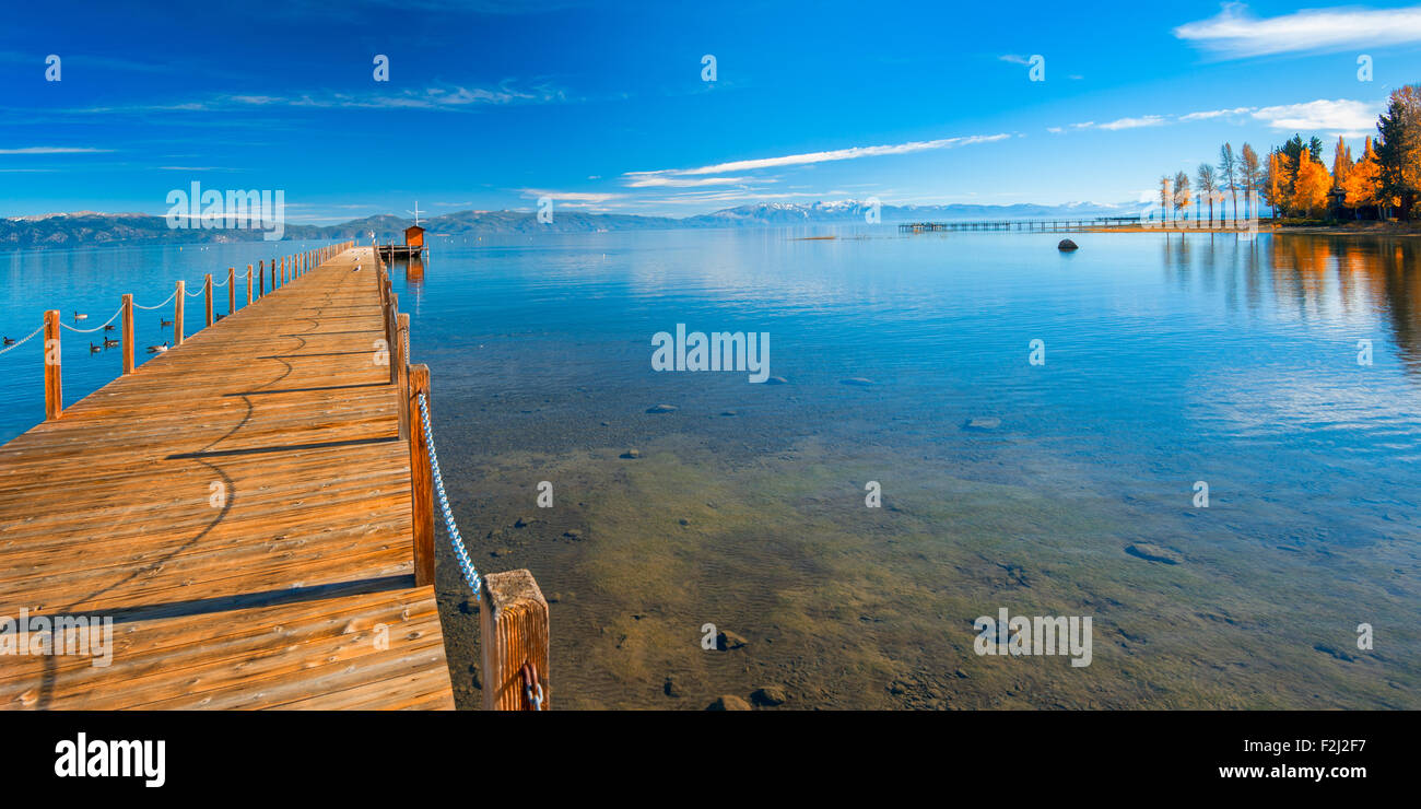 Jetée dans un lac, à Tahoe City, Lake Tahoe, California, USA Banque D'Images