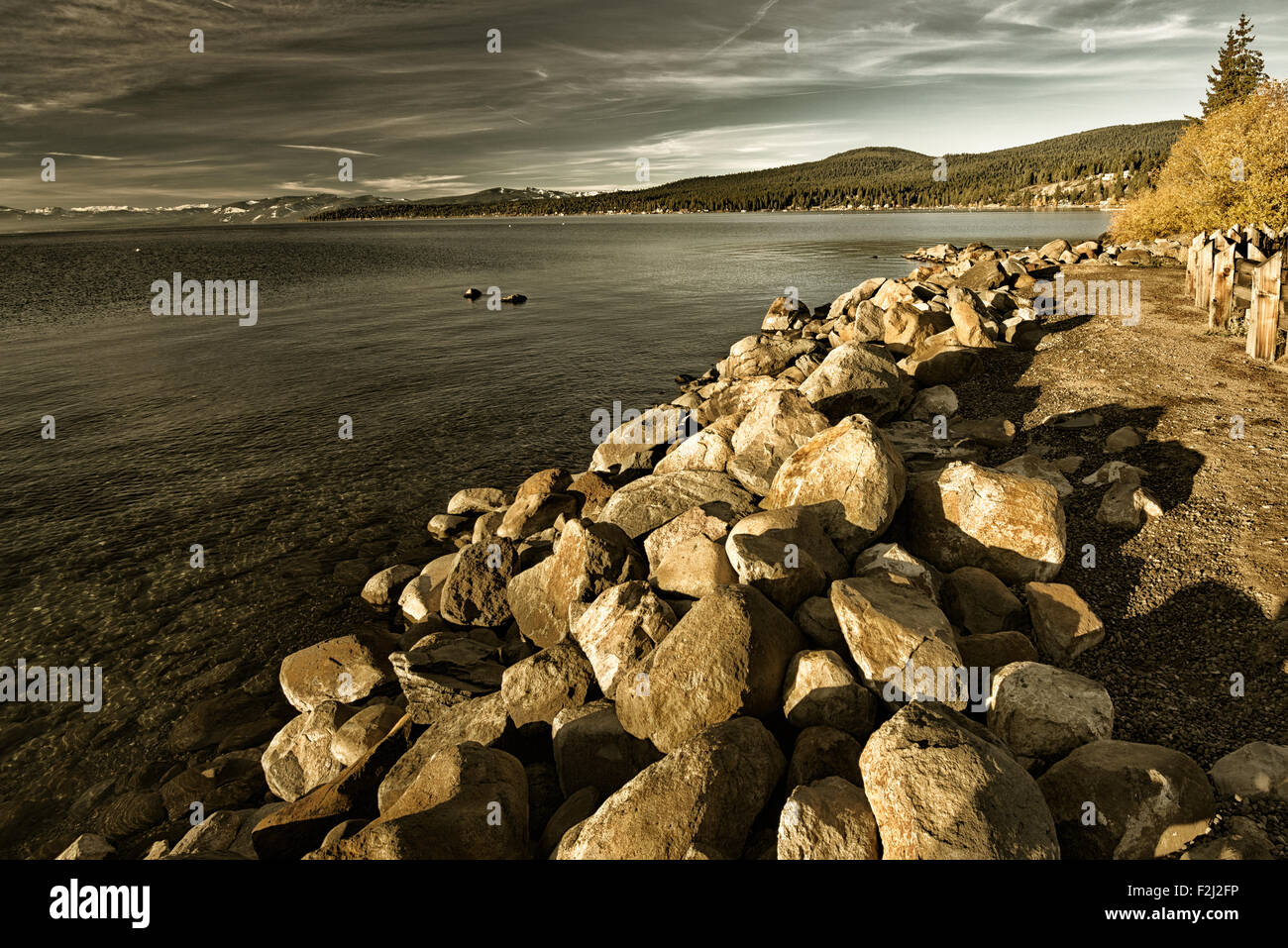 Rochers au bord de lac, Tahoe Vista, Lake Tahoe, California, USA Banque D'Images