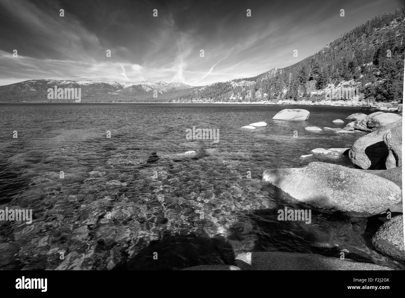 Rochers au bord de lac, Lake Tahoe, California, USA Banque D'Images