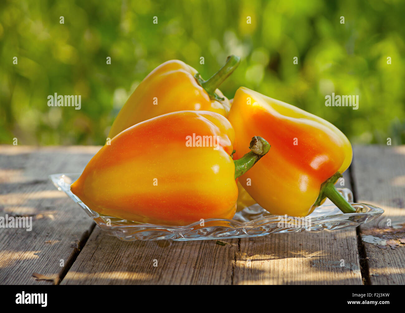 Poivre frais sur la table en bois de légumes Banque D'Images