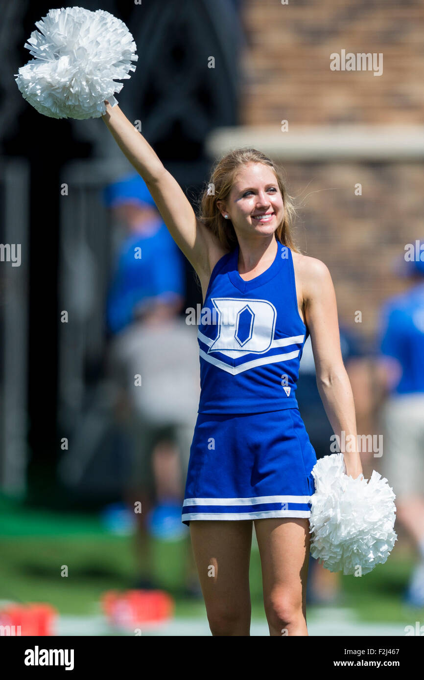 Durham, NC, USA. 19 Septembre, 2015.Un Duc cheerleader pendant le NCAA college football match entre le nord-ouest et le duc le samedi 19 septembre, 2015 à Wallace Wade Stadium, à Durham, N.C. Credit : Cal Sport Media/Alamy Live News Banque D'Images