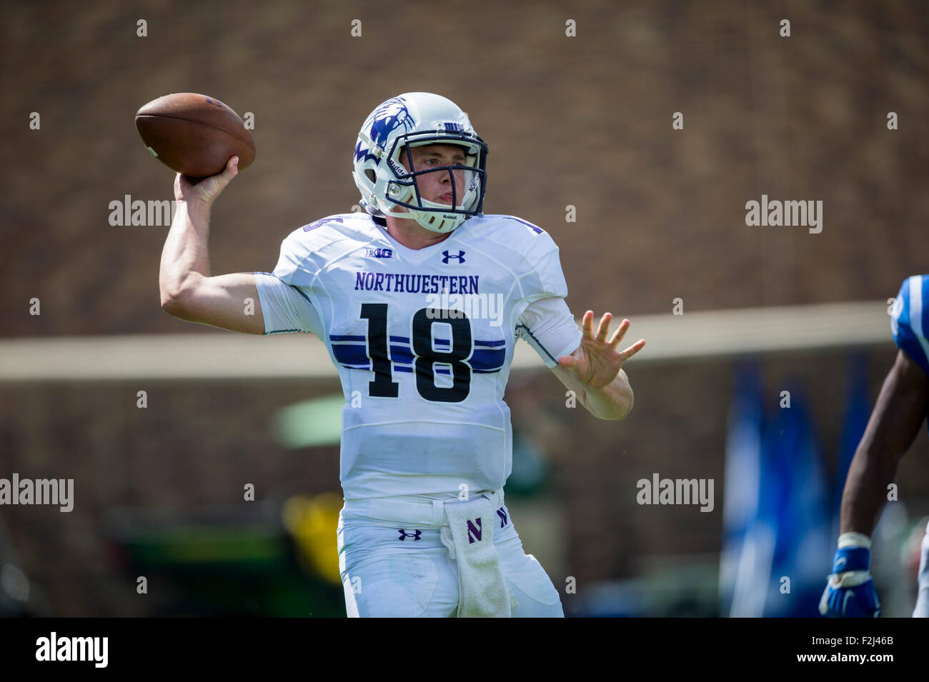 Durham, NC, USA. 19 Septembre, 2015.Le nord-ouest de quarterback Clayton Thorson (18) au cours de la NCAA college football match entre le nord-ouest et le duc le samedi 19 septembre, 2015 à Wallace Wade Stadium, à Durham, N.C. Credit : Cal Sport Media/Alamy Live News Banque D'Images