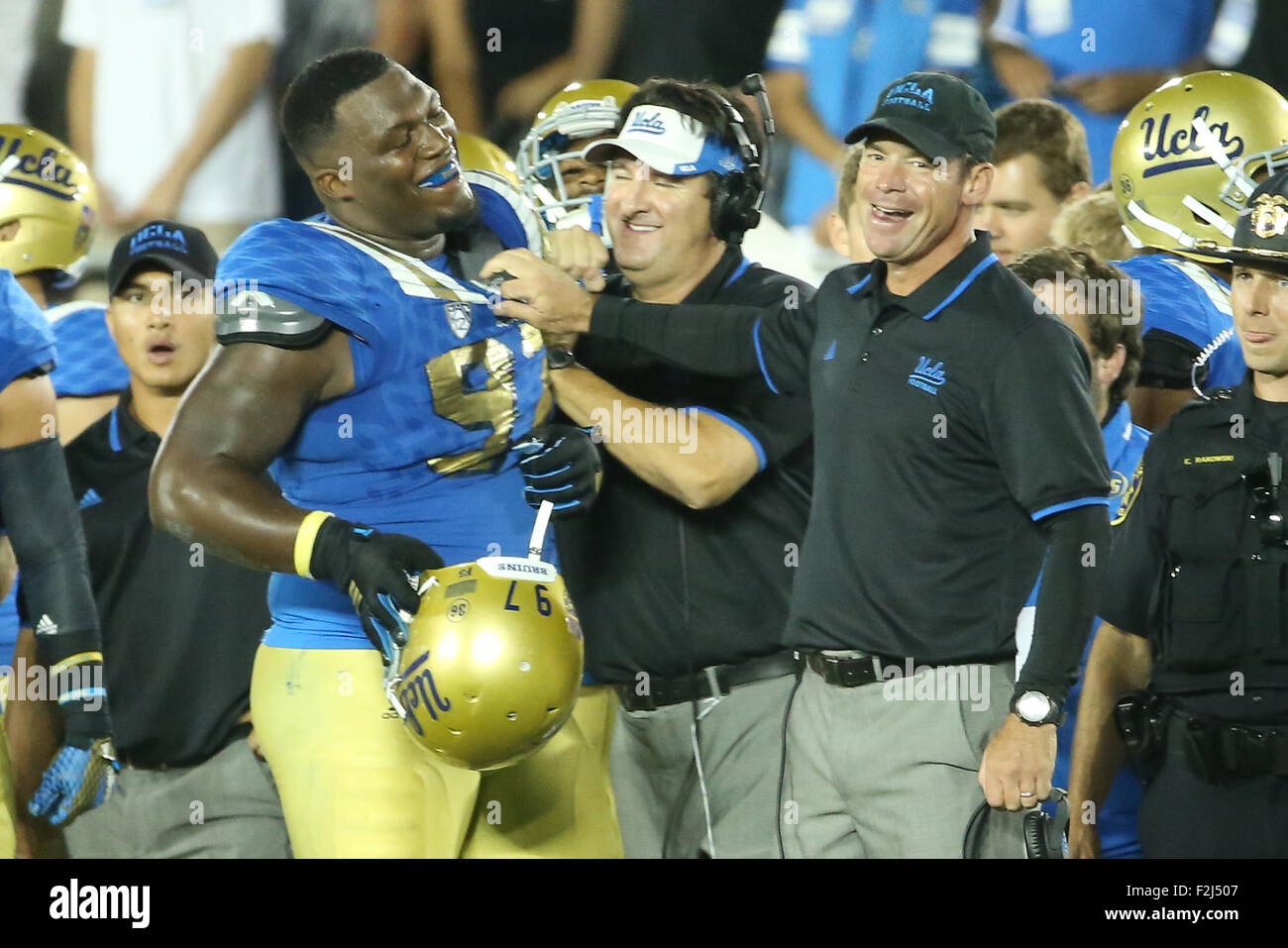 Pasadena, CA. 19 Sep, 2015. Le joueur de ligne défensive UCLA Bruins Kenny Clark # 97 et Jim Mora plaisanter après les Bruins, rangez le jeu avec une interception à la fin du quatrième trimestre dans le jeu entre les BYU Cougars et l'UCLA Bruins, le Rose Bowl de Pasadena, CA. Photographe : Peter Renner and Co pour Cal Sport Media/Alamy Live News Banque D'Images