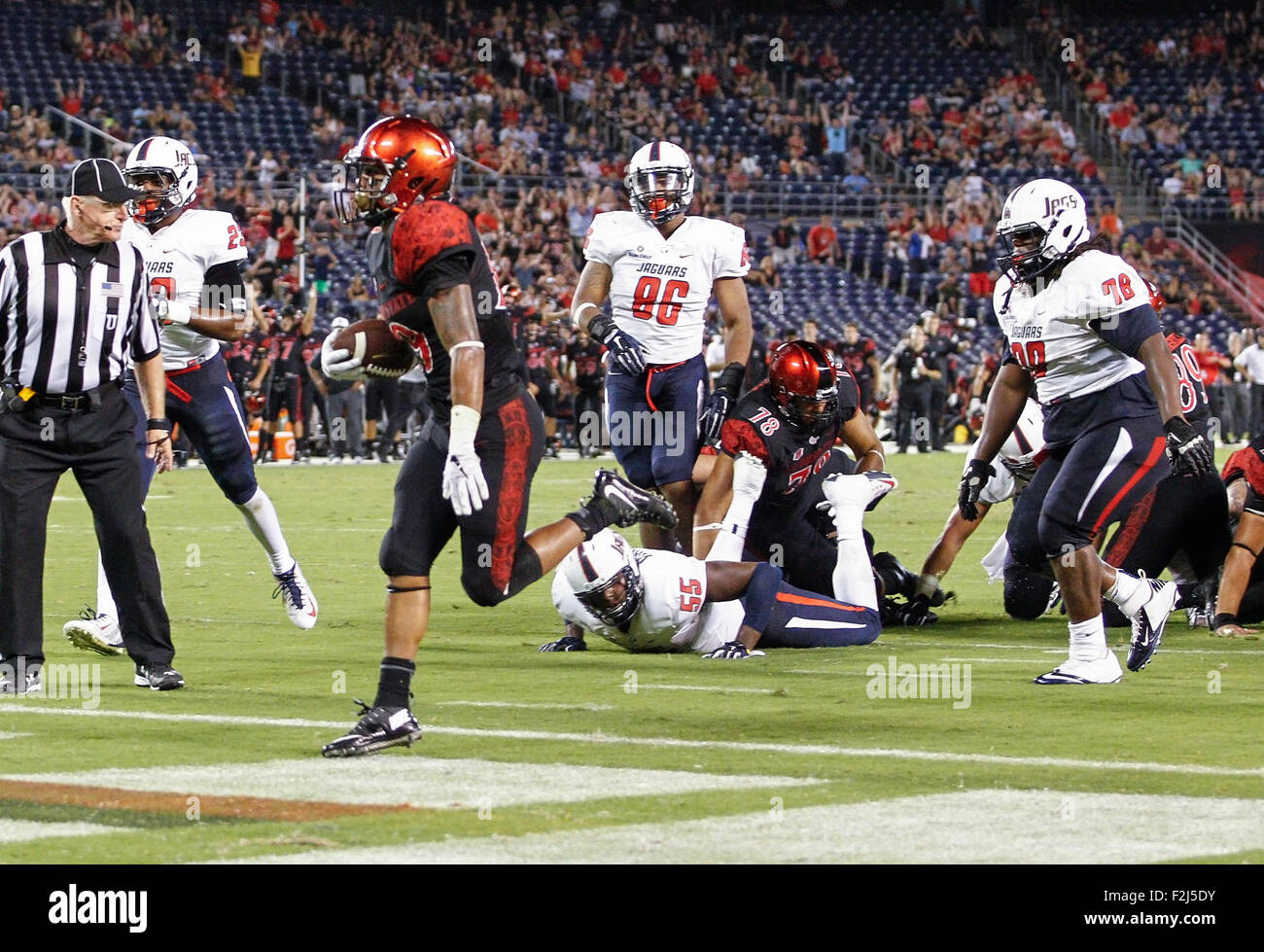 San Diego, CA. 19 Sep, 2015. San Diego State University Aztec Running Back # 19 Donnel Pumphrey marque un touchdown lors de la San Diego State University Aztèques' accueil dans la perte des heures supplémentaires à l'Université de South Alabama Jaguars chez Qualcomm Stadium de San Diego, CA. Justin Cooper/CSM/Alamy Live News Banque D'Images