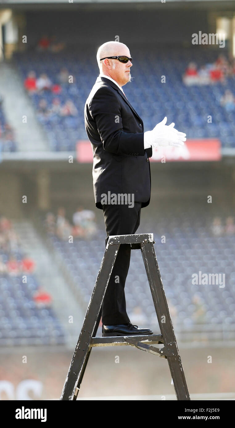 San Diego, CA. 19 Sep, 2015. San Diego State University Directeur de la bande l'orchestres ouvrir résultats devant le San Diego State University Aztèques' accueil dans la perte des heures supplémentaires à l'Université de South Alabama Jaguars chez Qualcomm Stadium de San Diego, CA. Justin Cooper/CSM/Alamy Live News Banque D'Images