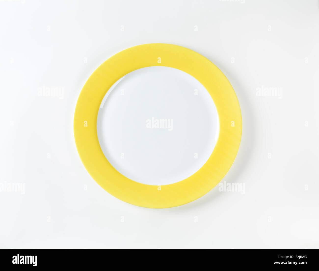 Plaque blanche avec bordure jaune sur fond blanc Banque D'Images