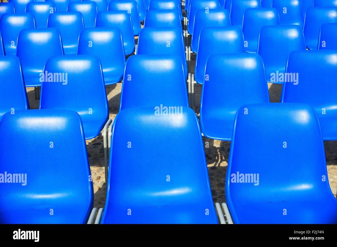 Avis de chaises bleues vides pour cinéma en plein air Banque D'Images