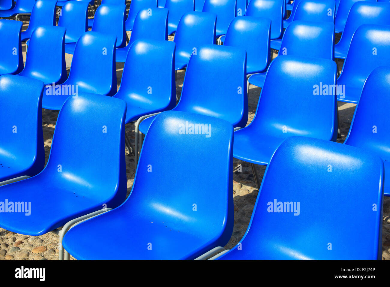 Avis de chaises bleues vides pour cinéma en plein air Banque D'Images
