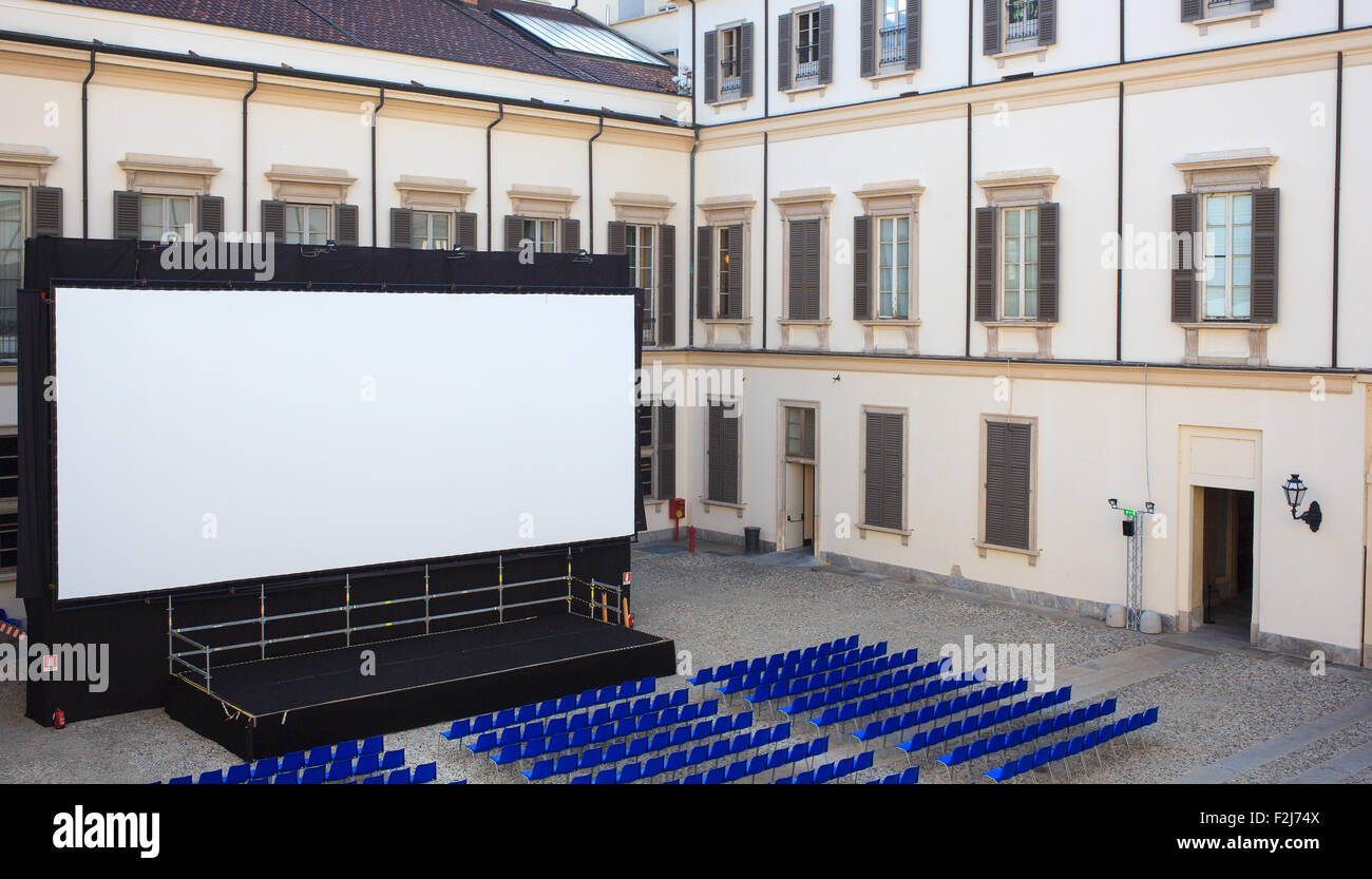 Voir l'écran bleu et vide de chaises pour le cinéma en plein air Banque D'Images