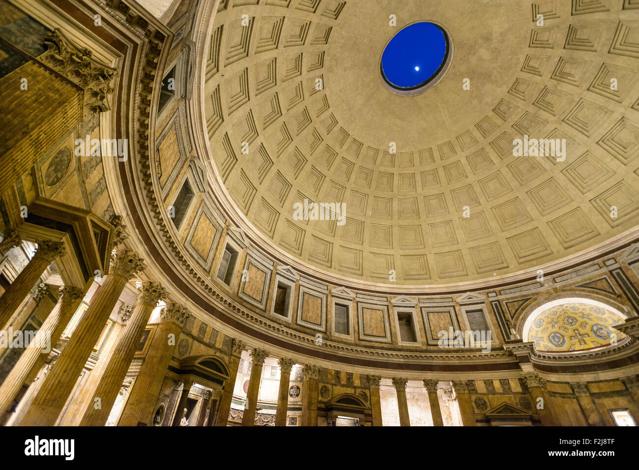 Rome, Italie - 28 mars 2015 : la coupole du Panthéon, la lune apparaître à partir du trou du dôme Banque D'Images