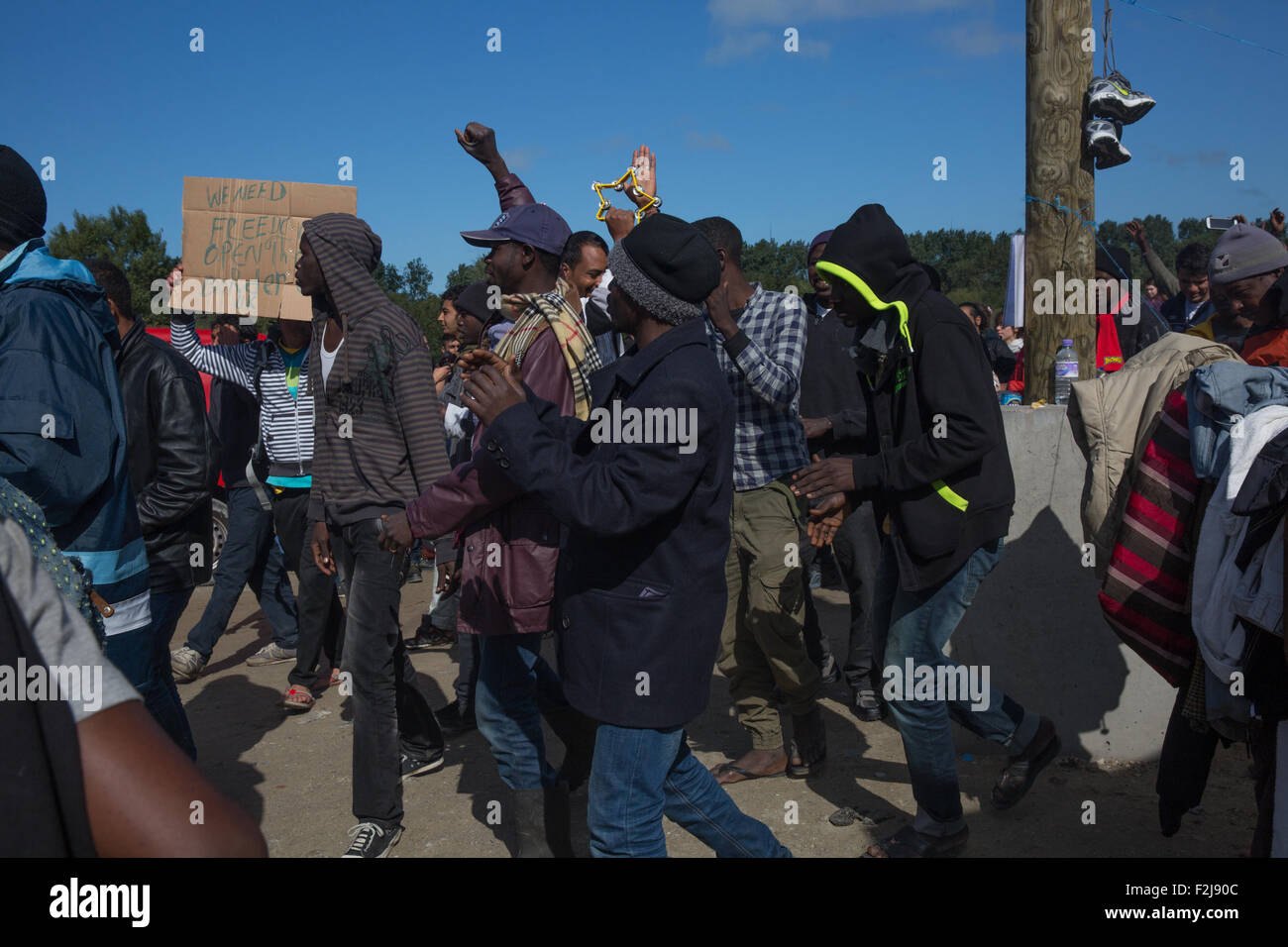 Calais, France. 19 Septembre, 2015. Les réfugiés à 'la Jungle' camp à Calais prendre part à une marche de protestation à l'appelant pour le Royaume-Uni pour ouvrir ses frontières : Crédit photographique à vue/Alamy Live News Banque D'Images