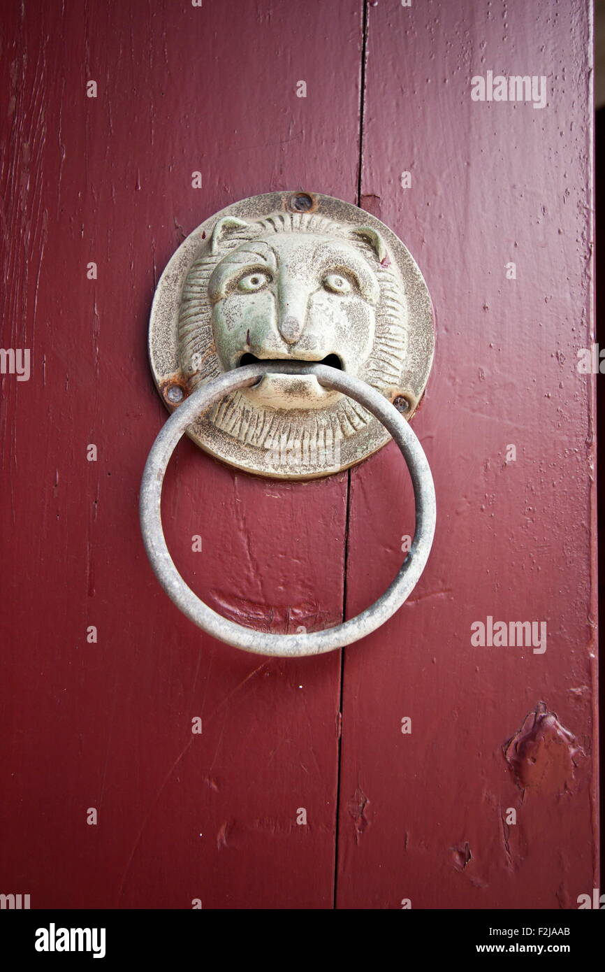 Heurtoir dans Lion sur style ancien porte chinoise Banque D'Images